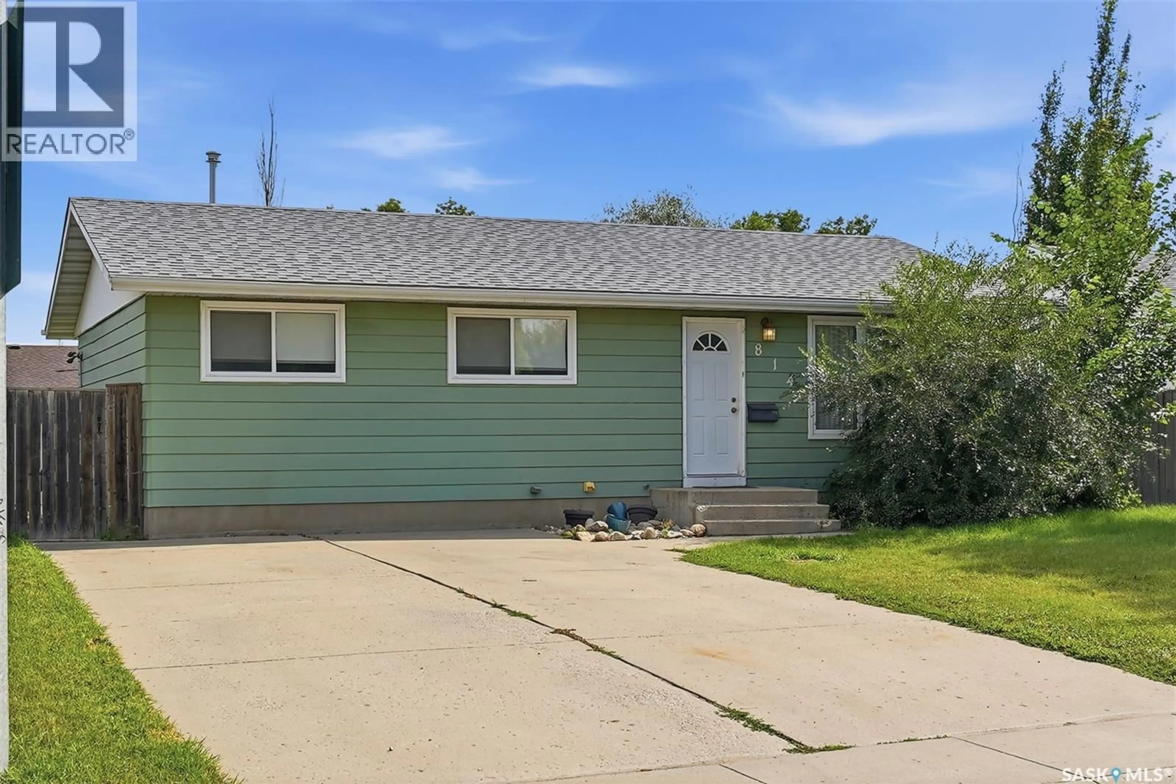 Home with vinyl exterior material, street for 814 STEEVES AVENUE, Saskatoon Saskatchewan S7L5N1