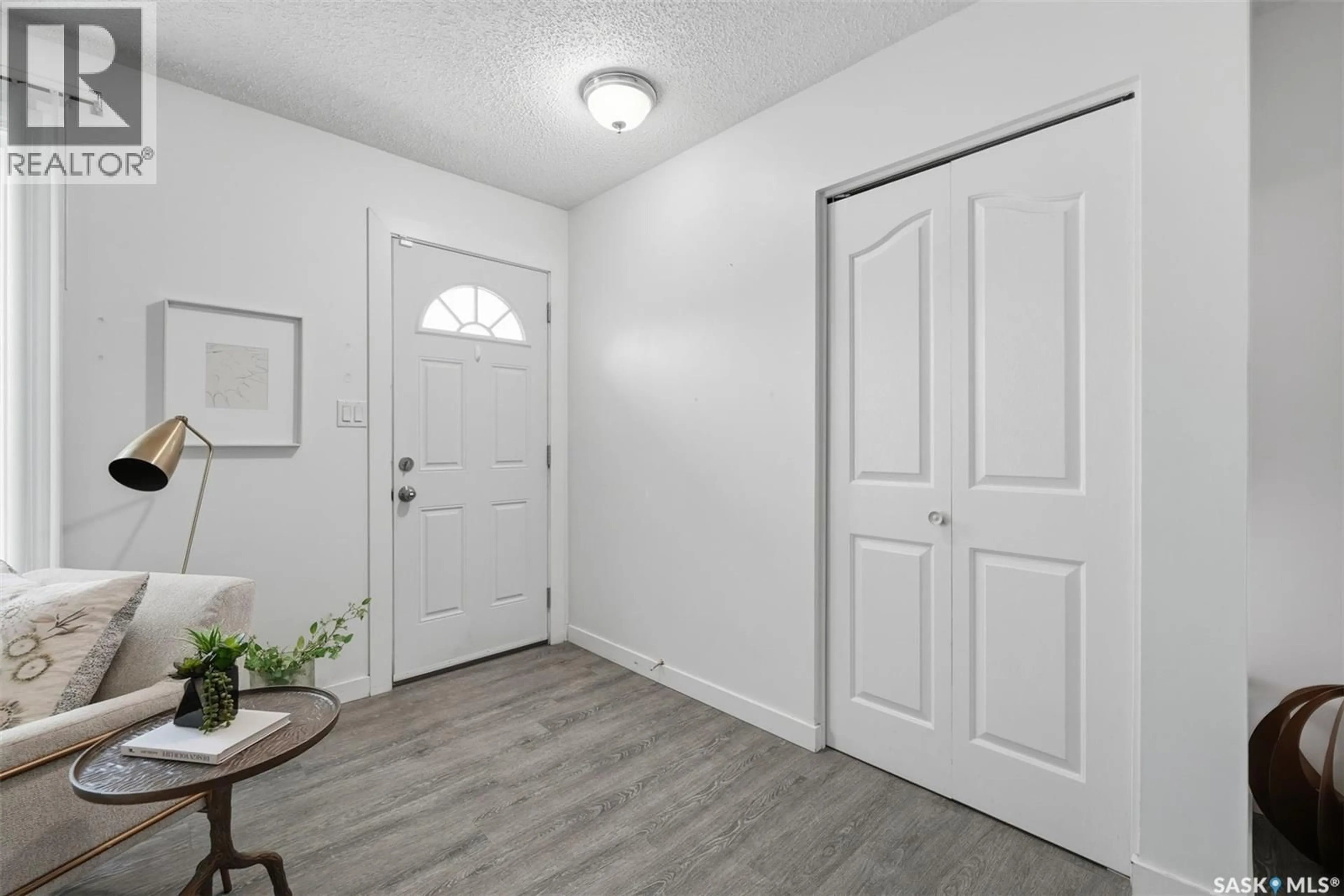 Indoor entryway for 814 STEEVES AVENUE, Saskatoon Saskatchewan S7L5N1