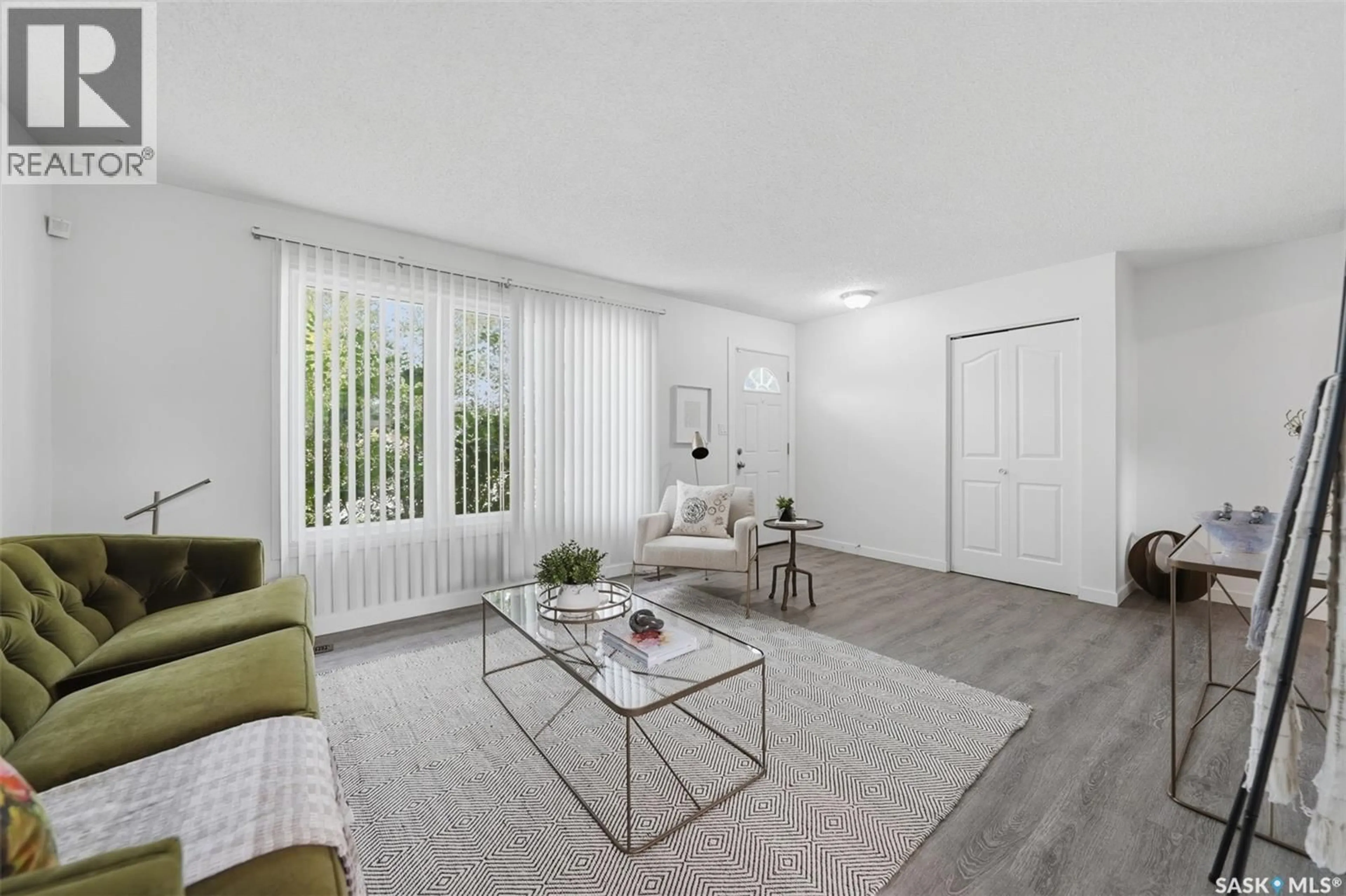 Living room with furniture, unknown for 814 STEEVES AVENUE, Saskatoon Saskatchewan S7L5N1