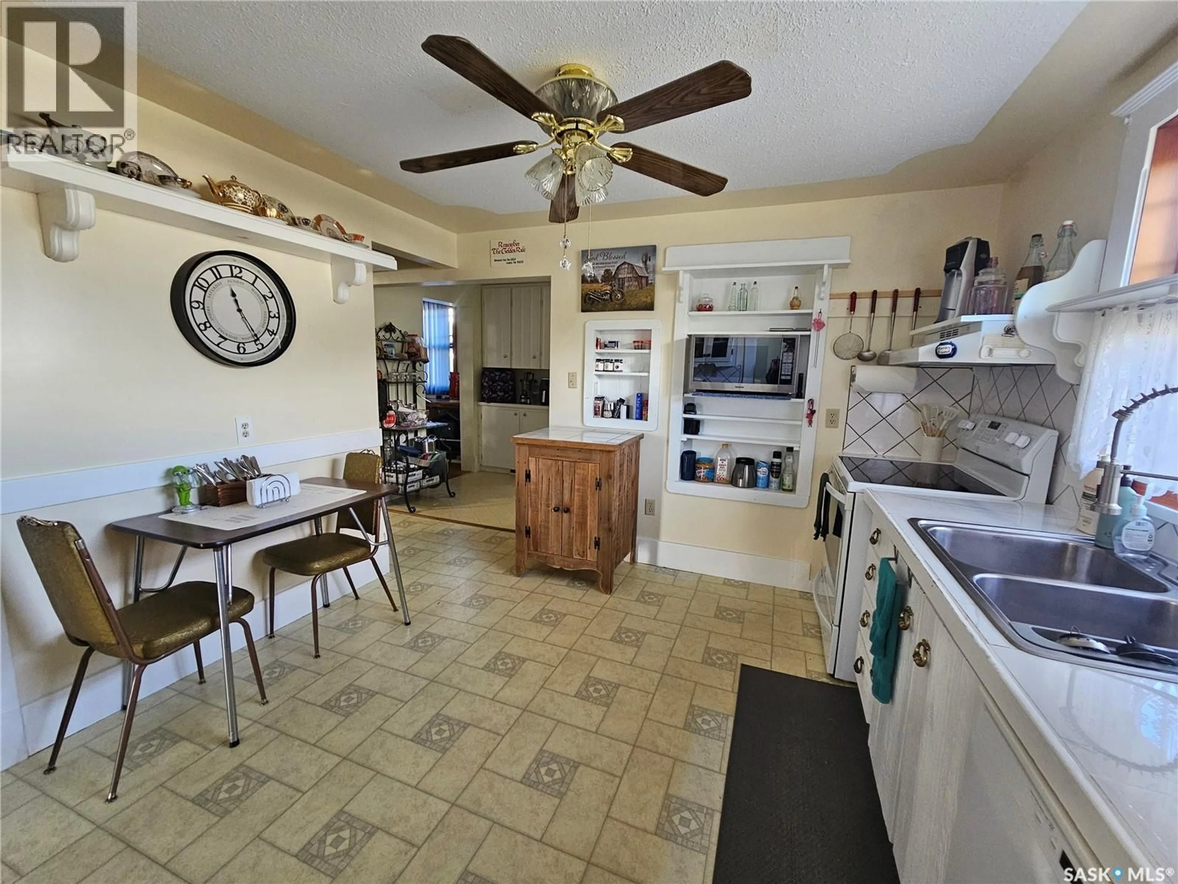 Open concept kitchen, ceramic/tile floor for 2303 BUICK STREET, Cadillac Saskatchewan S0N0K0