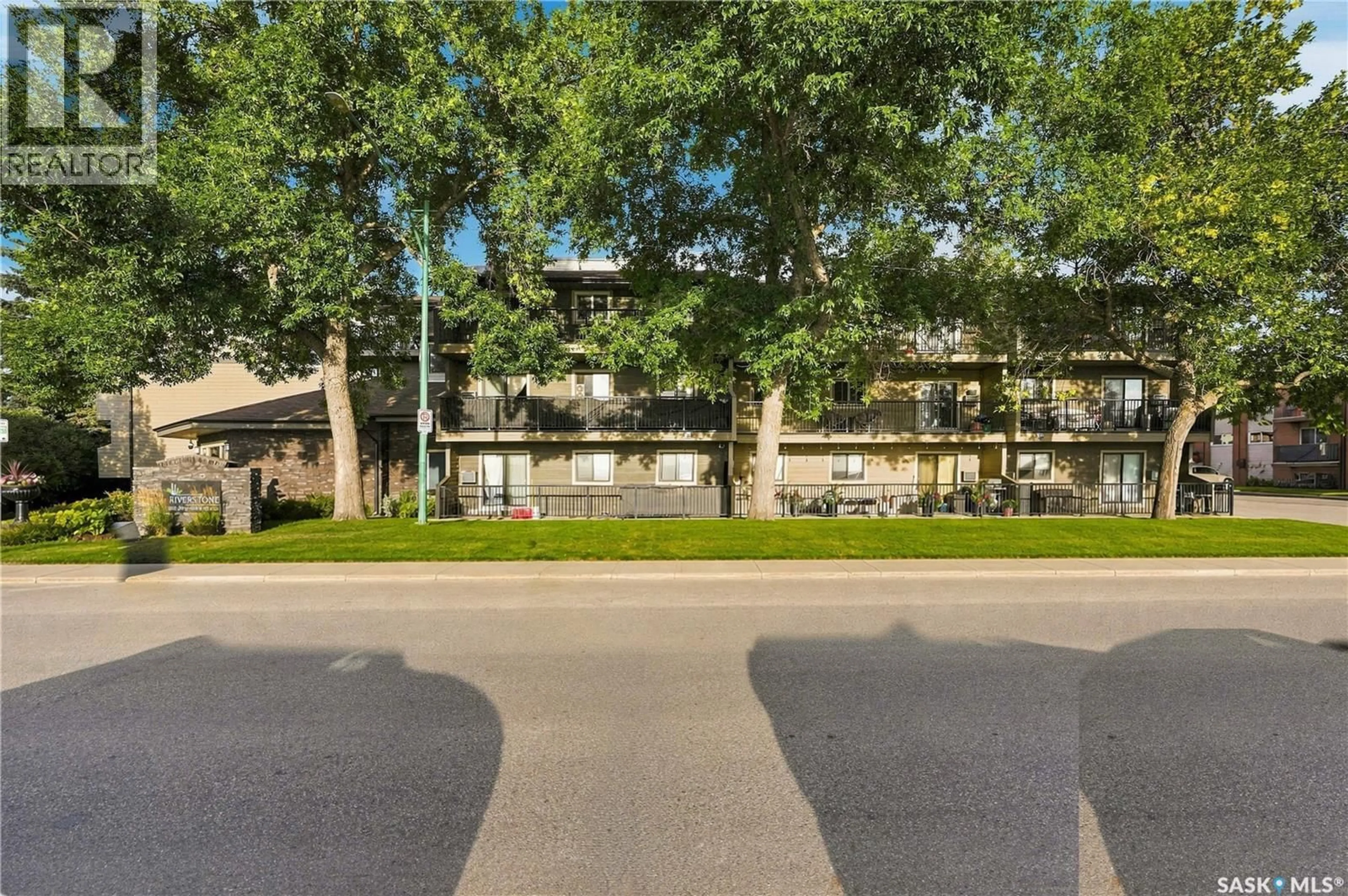 Patio, street for 213 2233 ST HENRY AVENUE, Saskatoon Saskatchewan S7M5K6