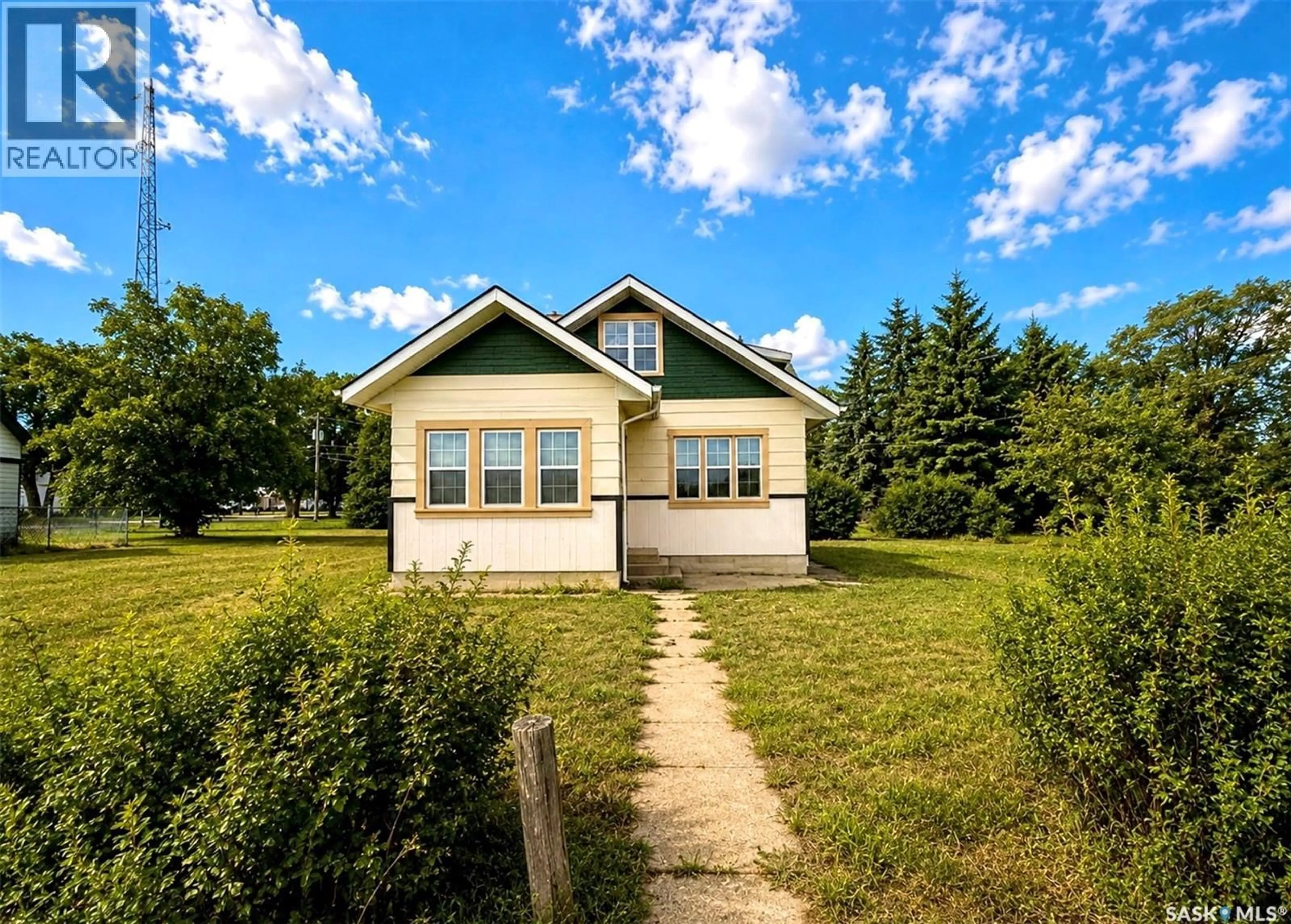 Home with vinyl exterior material, building for 1110 RAILWAY STREET, Davidson Saskatchewan S0G1A0