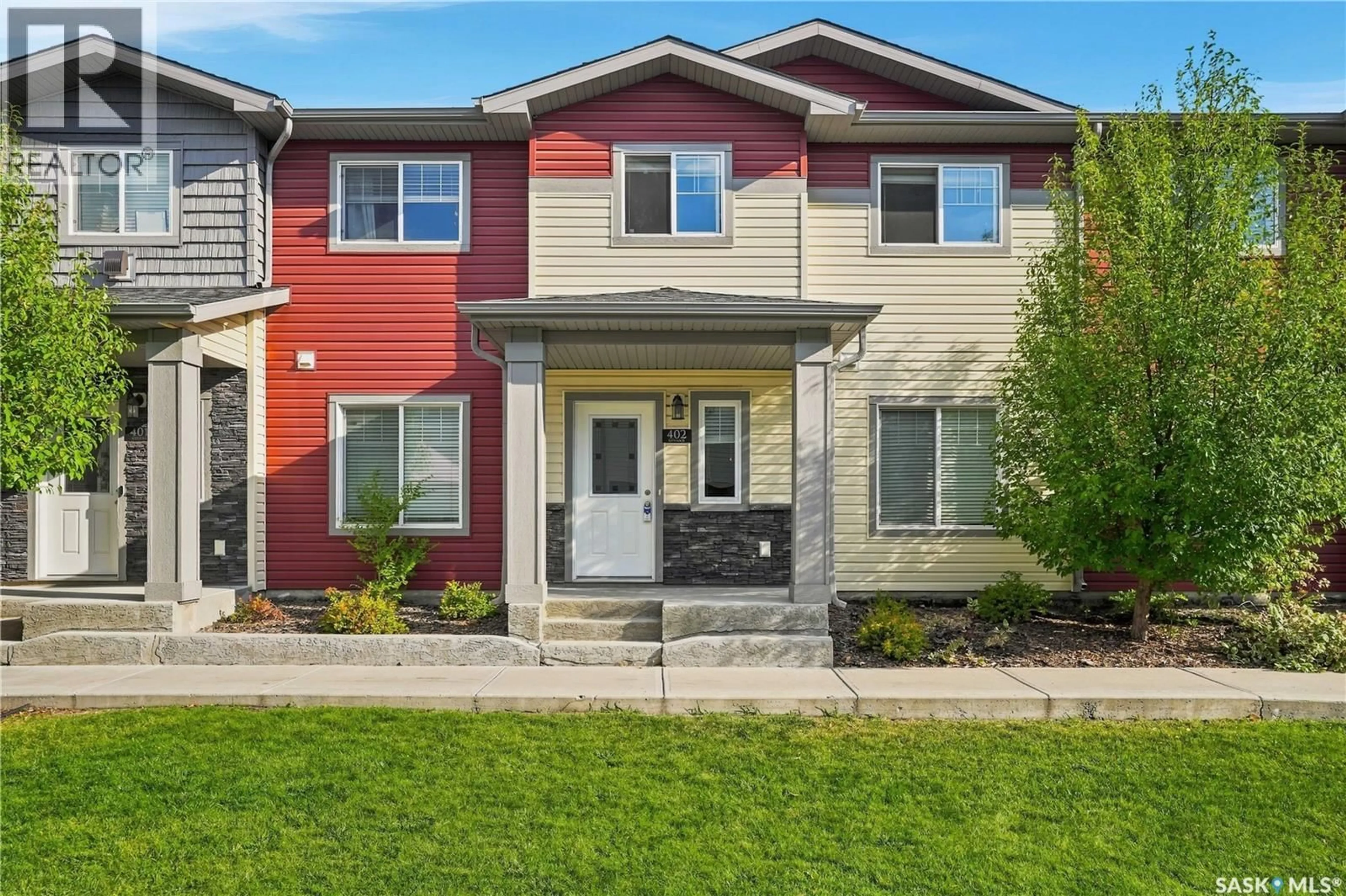Home with vinyl exterior material, street for 402 - 3440 AVONHURST DRIVE, Regina Saskatchewan S4R2E1