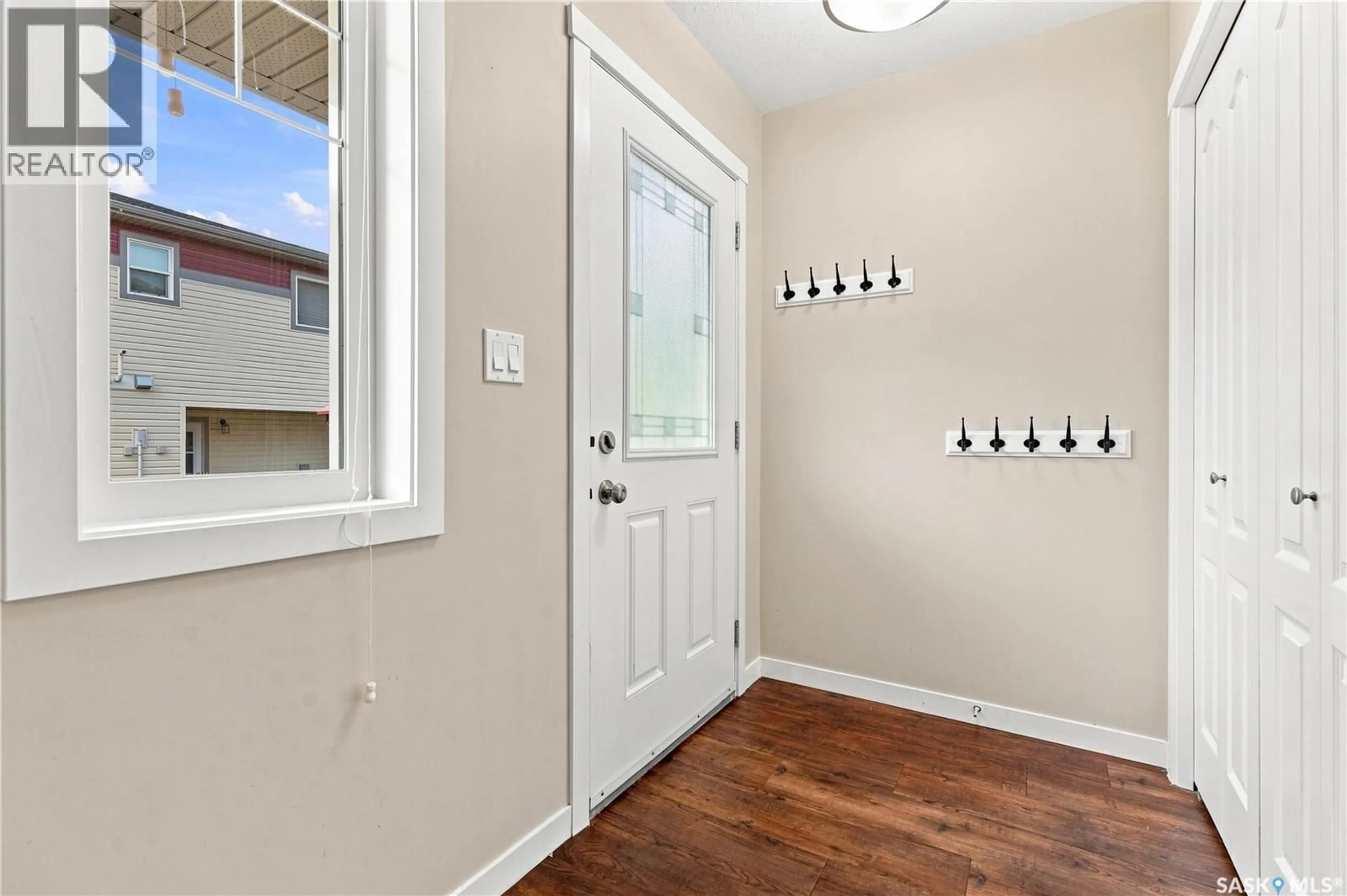 Indoor entryway for 402 - 3440 AVONHURST DRIVE, Regina Saskatchewan S4R2E1