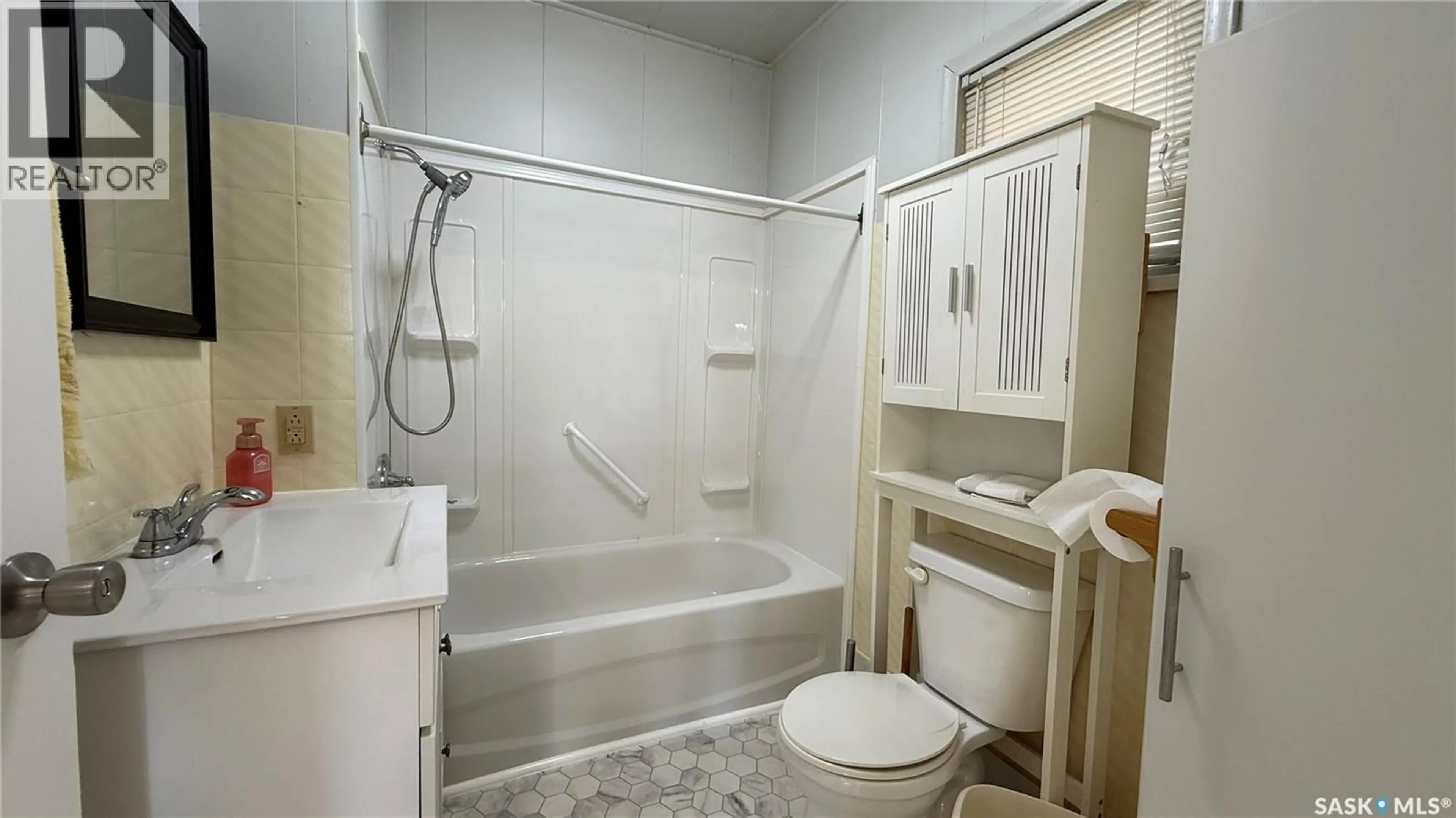 Standard bathroom, unknown for 110 1ST AVENUE, Hafford Saskatchewan S0J1A0
