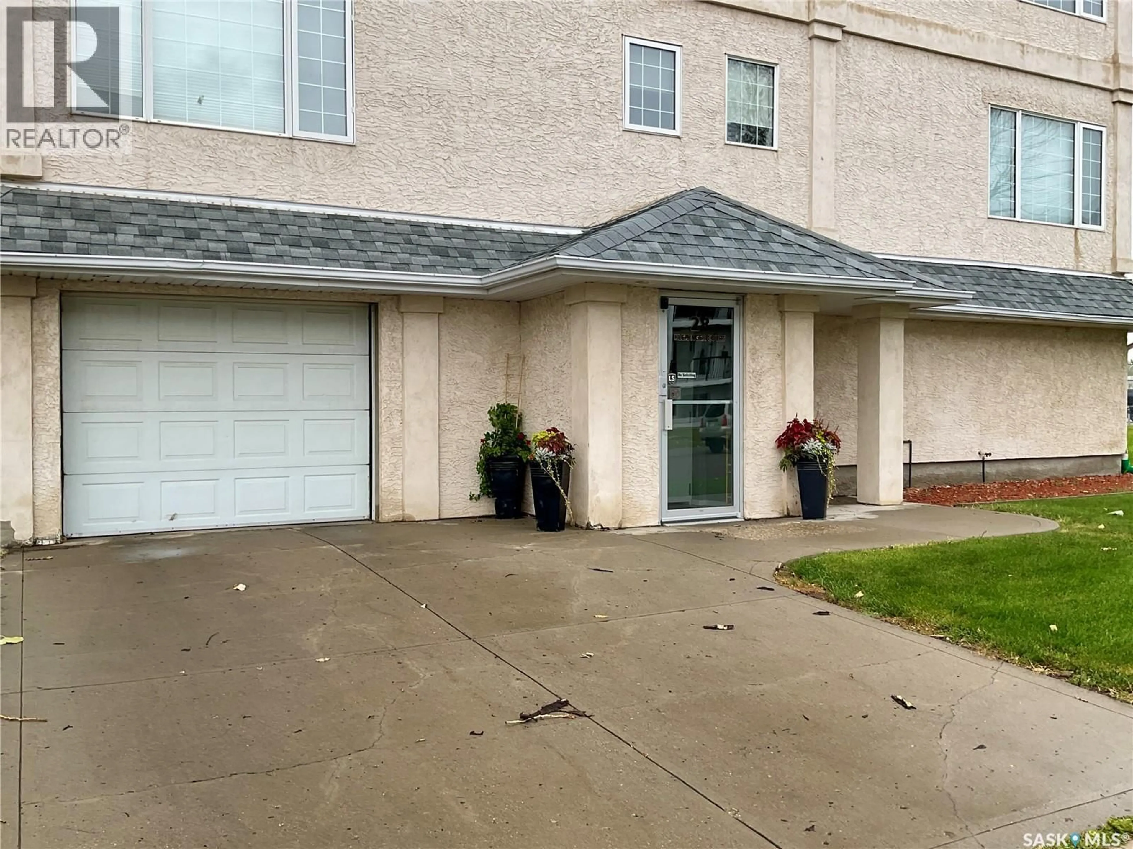 Indoor foyer for 404 28 KLEISINGER CRESCENT, Regina Saskatchewan S4R8T8