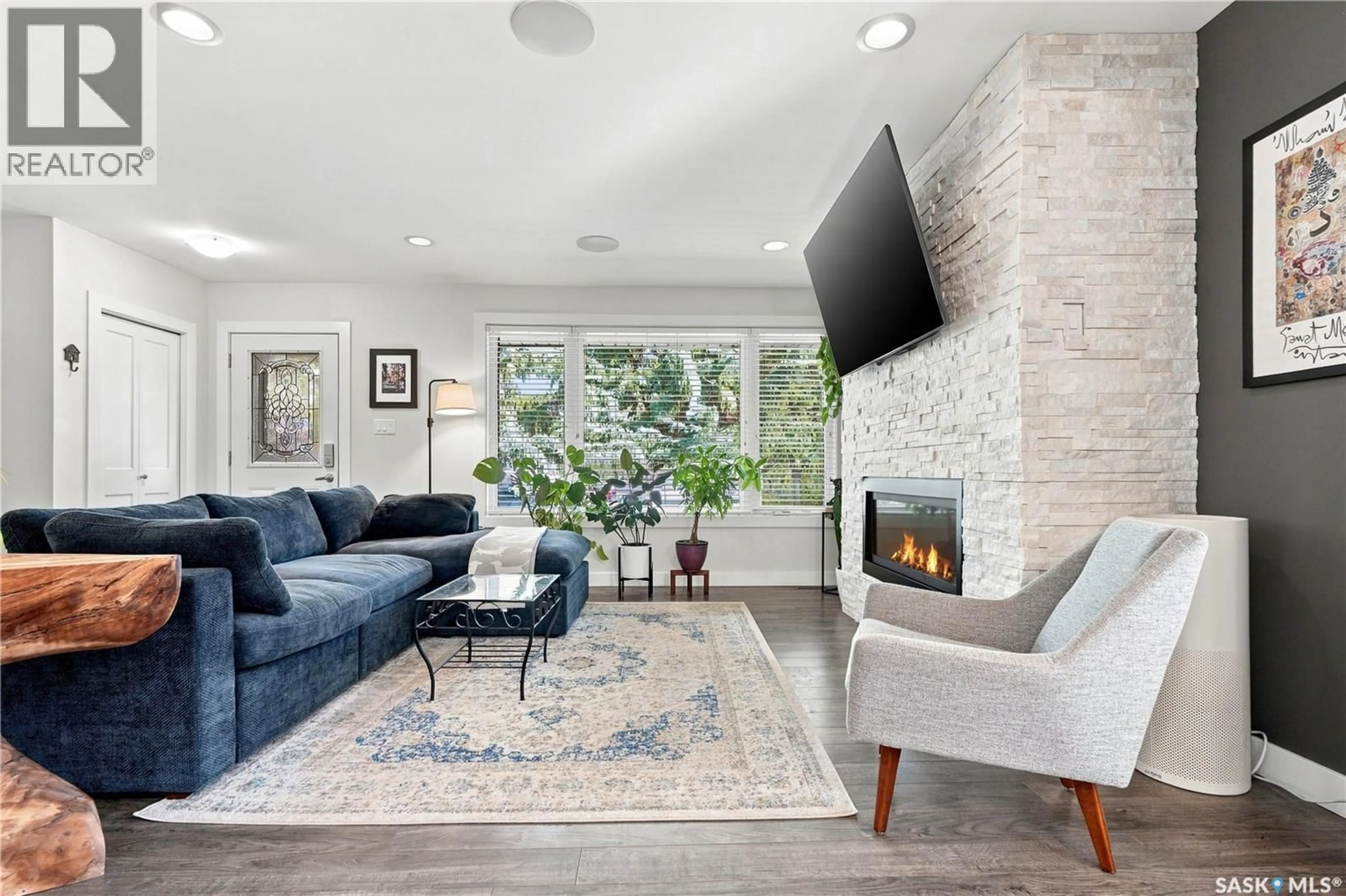 Living room with furniture, unknown for 315 M AVENUE, Saskatoon Saskatchewan S7L2S4