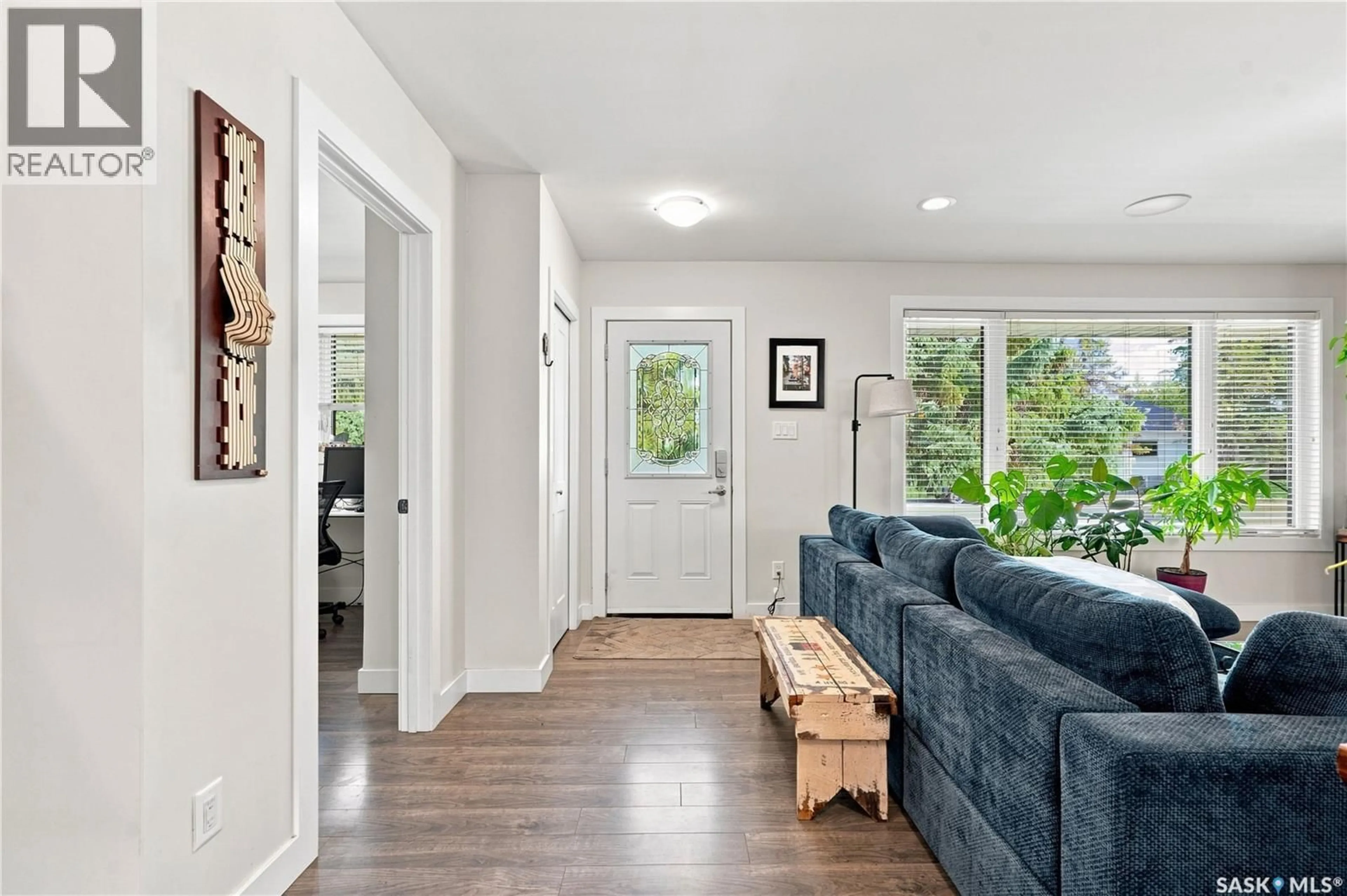 Indoor entryway for 315 M AVENUE, Saskatoon Saskatchewan S7L2S4