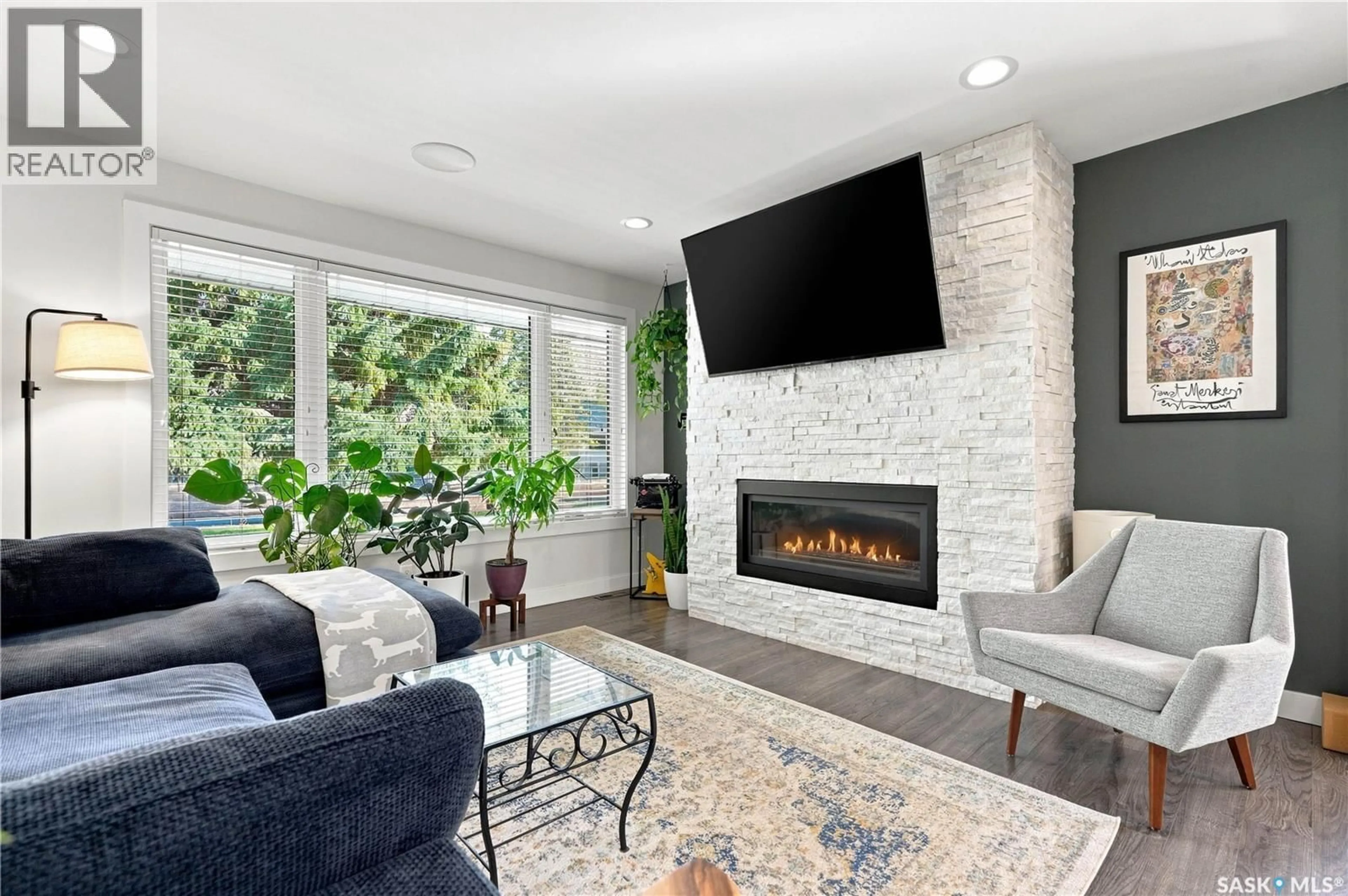 Living room with furniture, ceramic/tile floor for 315 M AVENUE, Saskatoon Saskatchewan S7L2S4