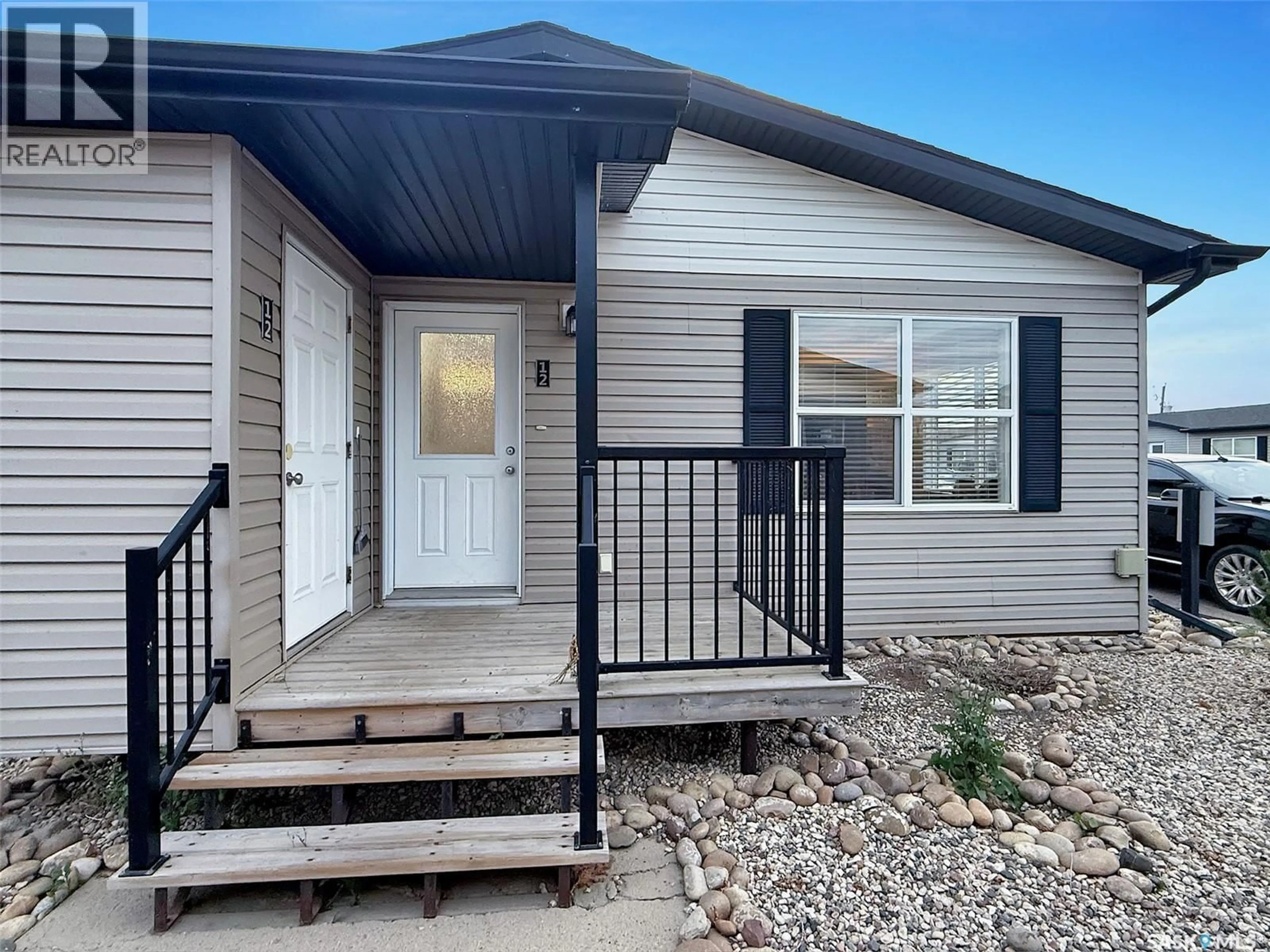 Home with vinyl exterior material, street for 12 - 1275 SOUTH RAILWAY AVENUE, Swift Current Saskatchewan S9H5P3