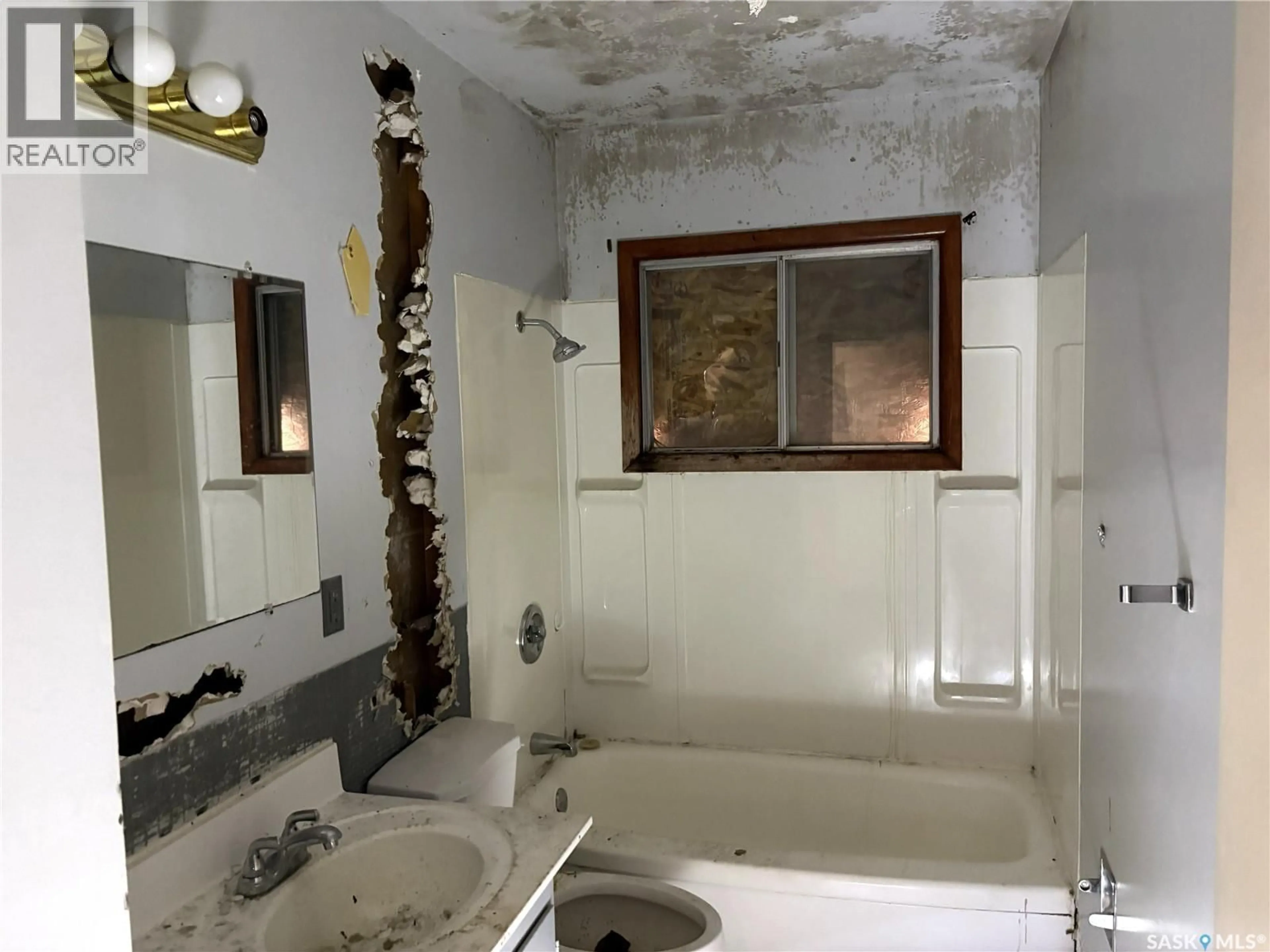 Standard bathroom, ceramic/tile floor for 3001 20TH STREET, Saskatoon Saskatchewan S7M1C3