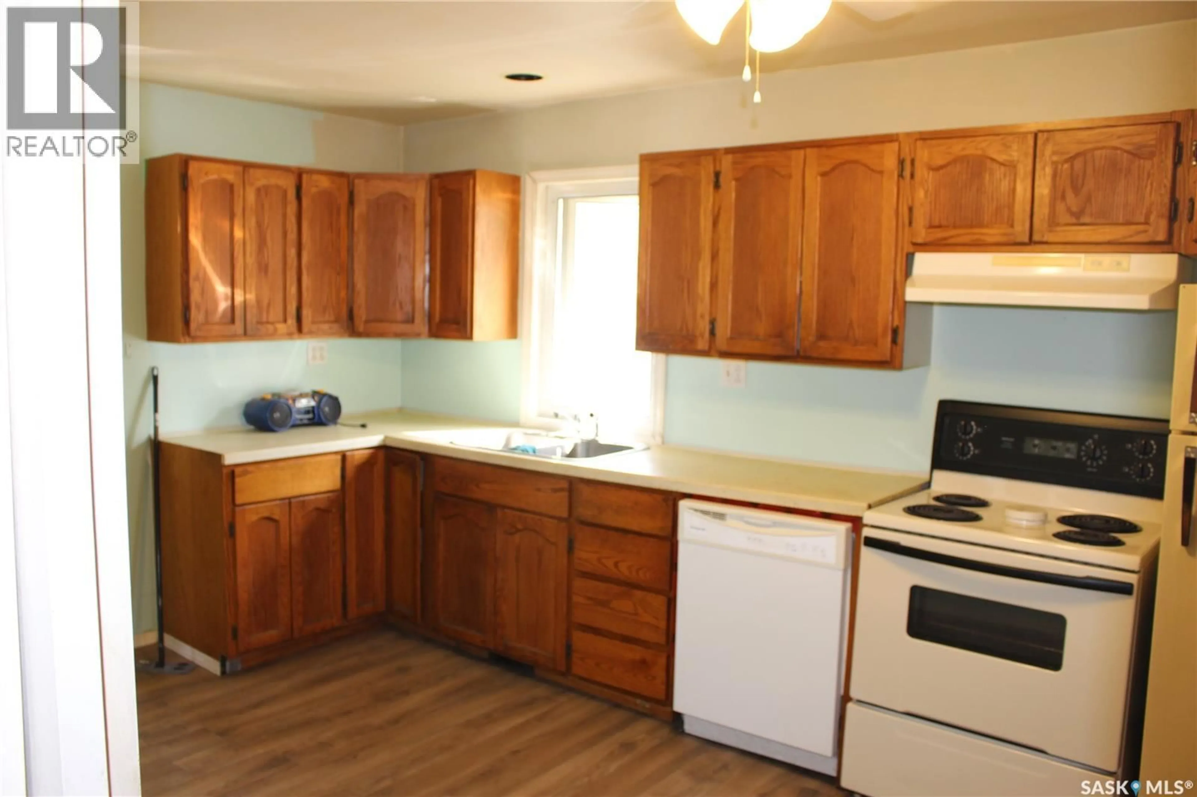 Standard kitchen, unknown for 928 FAIRFORD STREET, Moose Jaw Saskatchewan S6H0G4