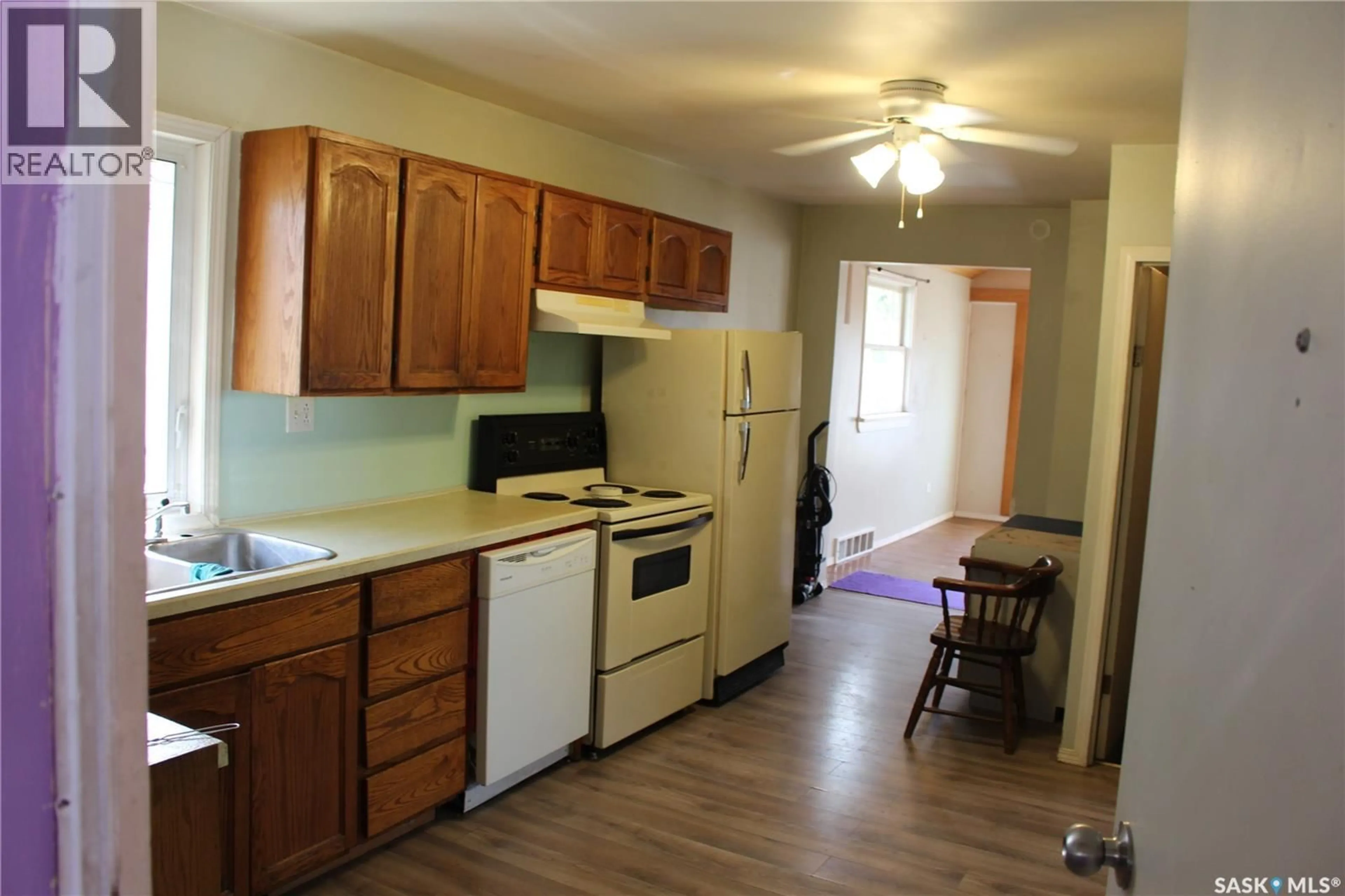 Standard kitchen, unknown for 928 FAIRFORD STREET, Moose Jaw Saskatchewan S6H0G4