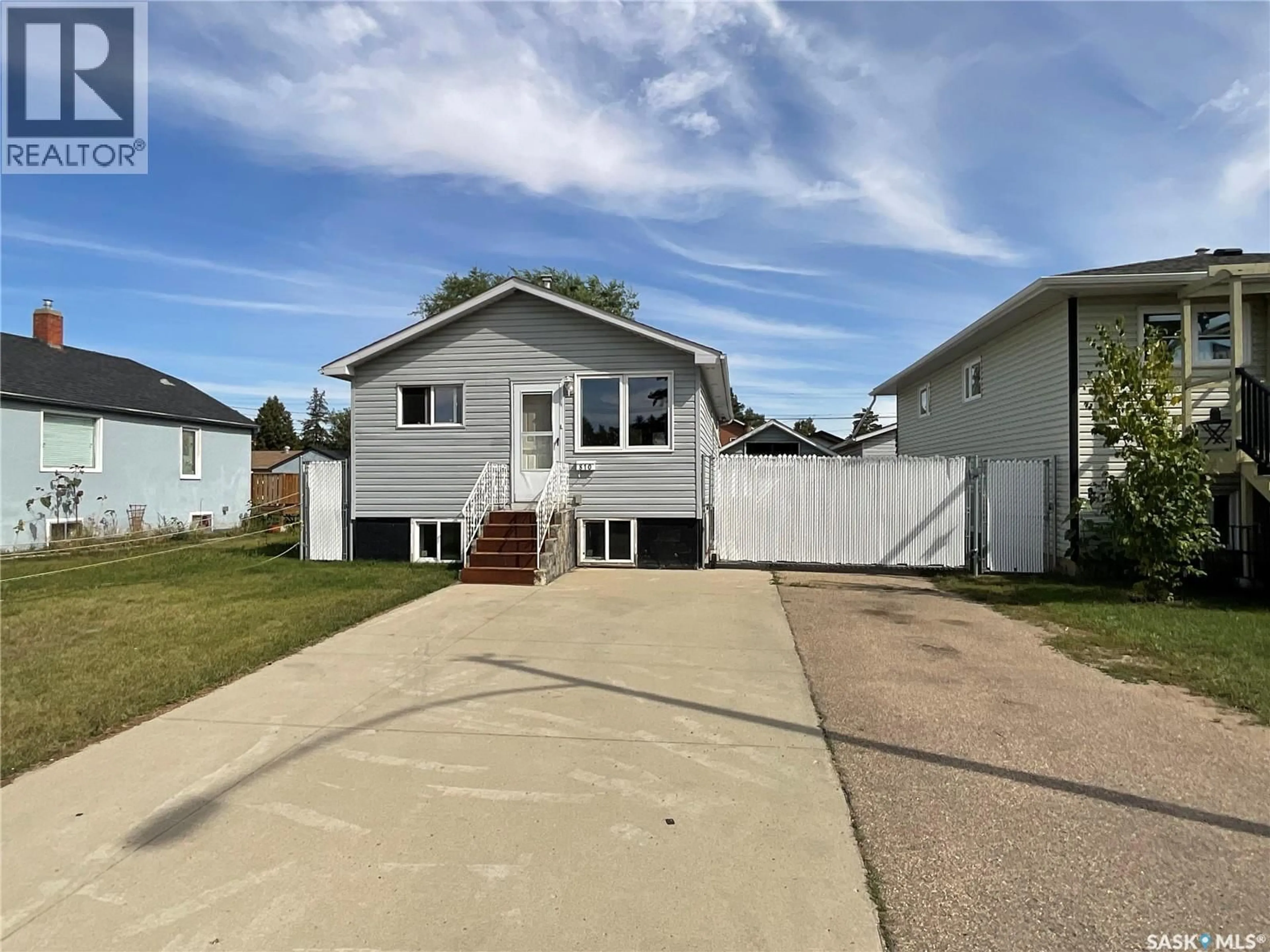 Home with vinyl exterior material, street for 810 O AVENUE, Saskatoon Saskatchewan S7M2L4