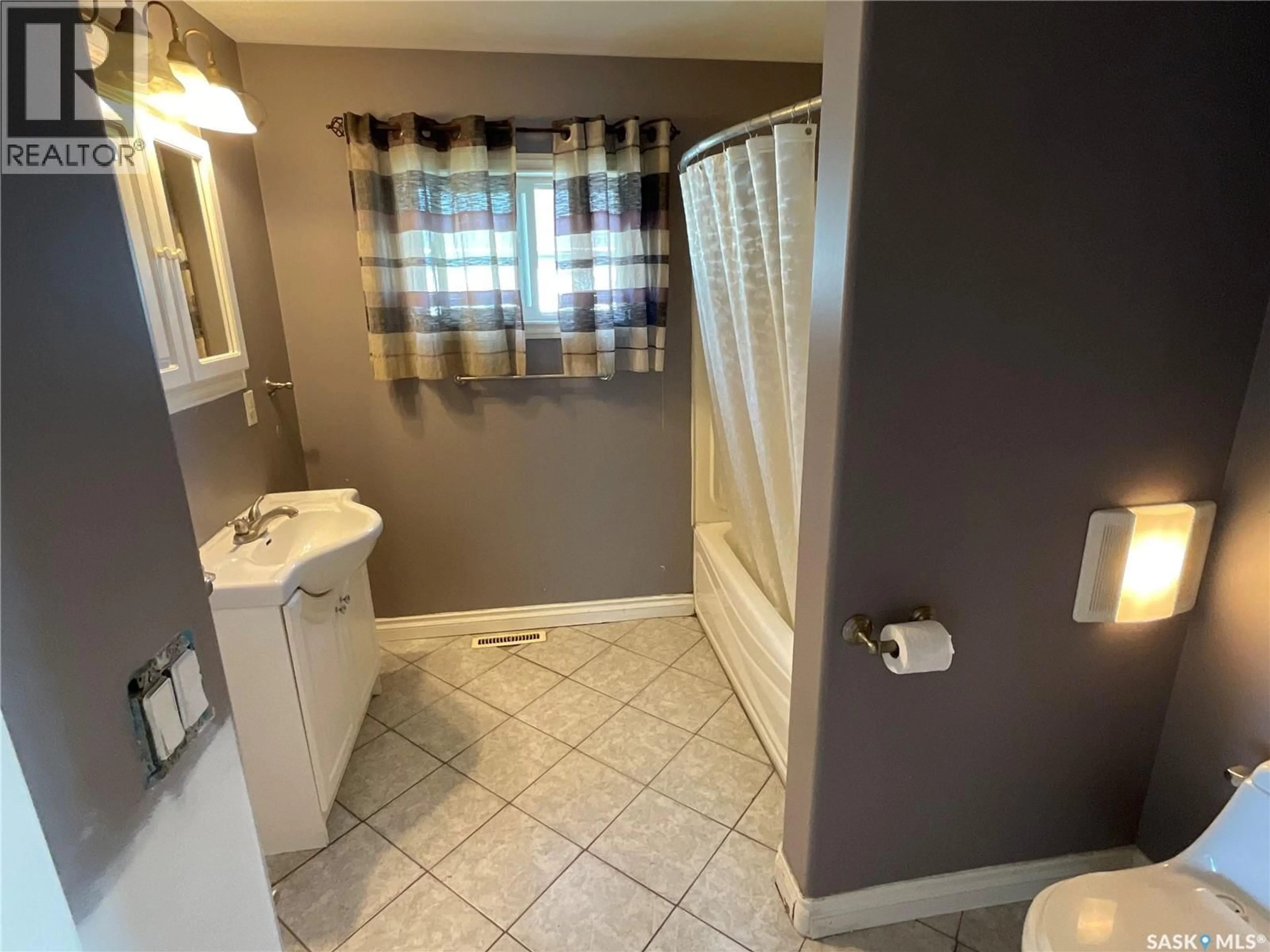 Standard bathroom, ceramic/tile floor for 810 O AVENUE, Saskatoon Saskatchewan S7M2S7