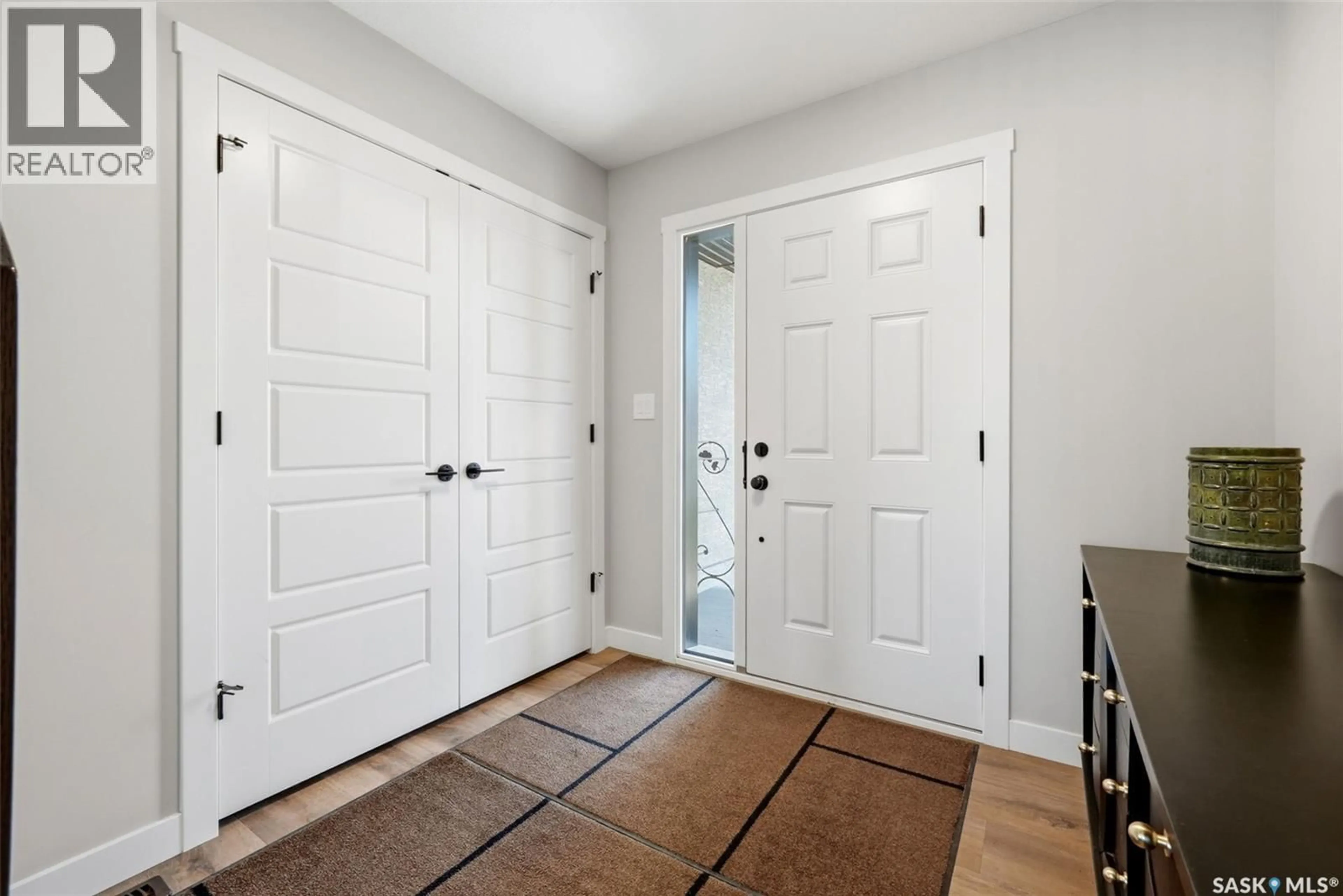 Indoor entryway for 715 3RD AVENUE, Pilot Butte Saskatchewan S0G3Z0