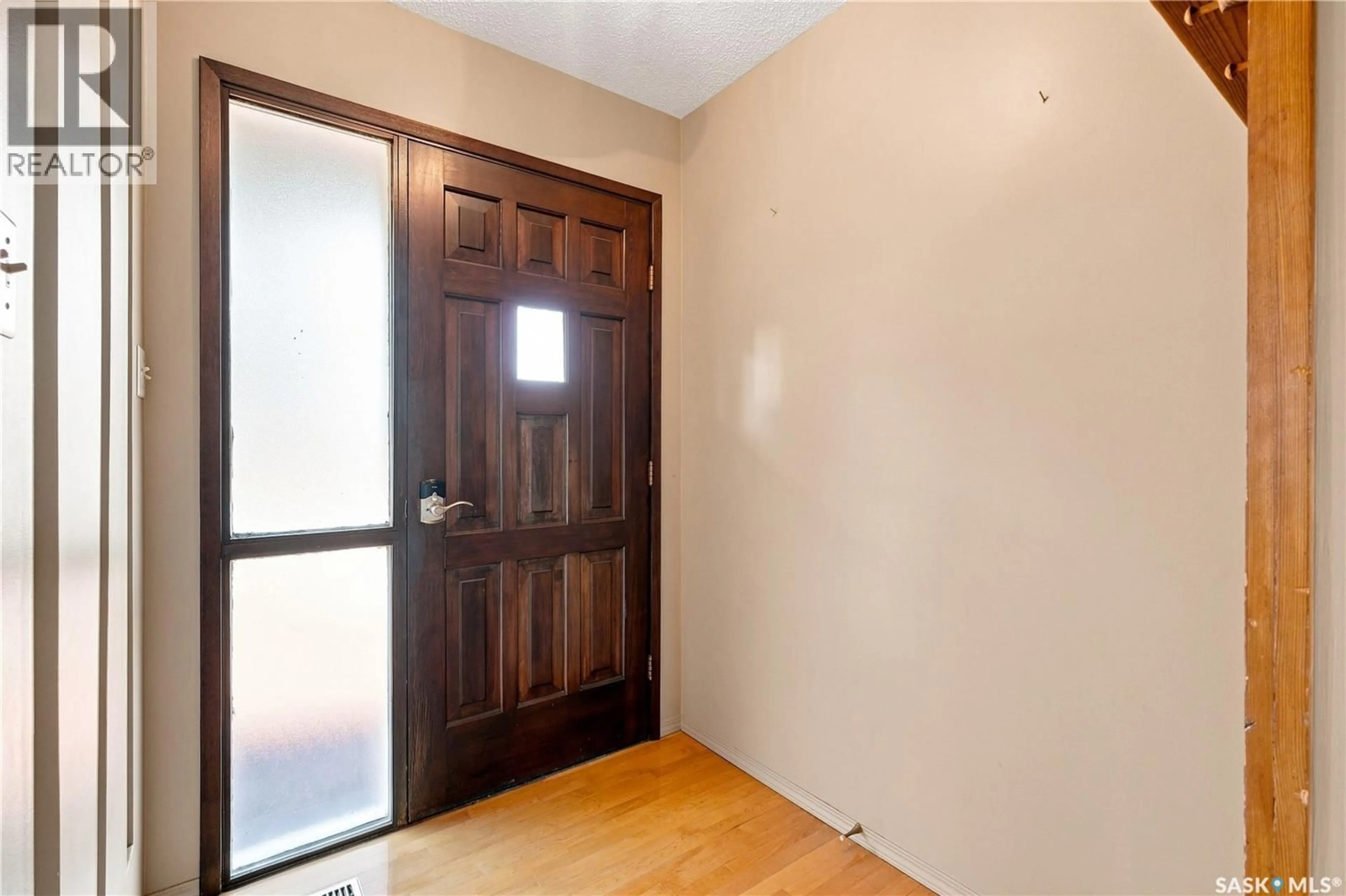 Indoor entryway for 402 BEGG CRESCENT, Saskatoon Saskatchewan S7H4P5