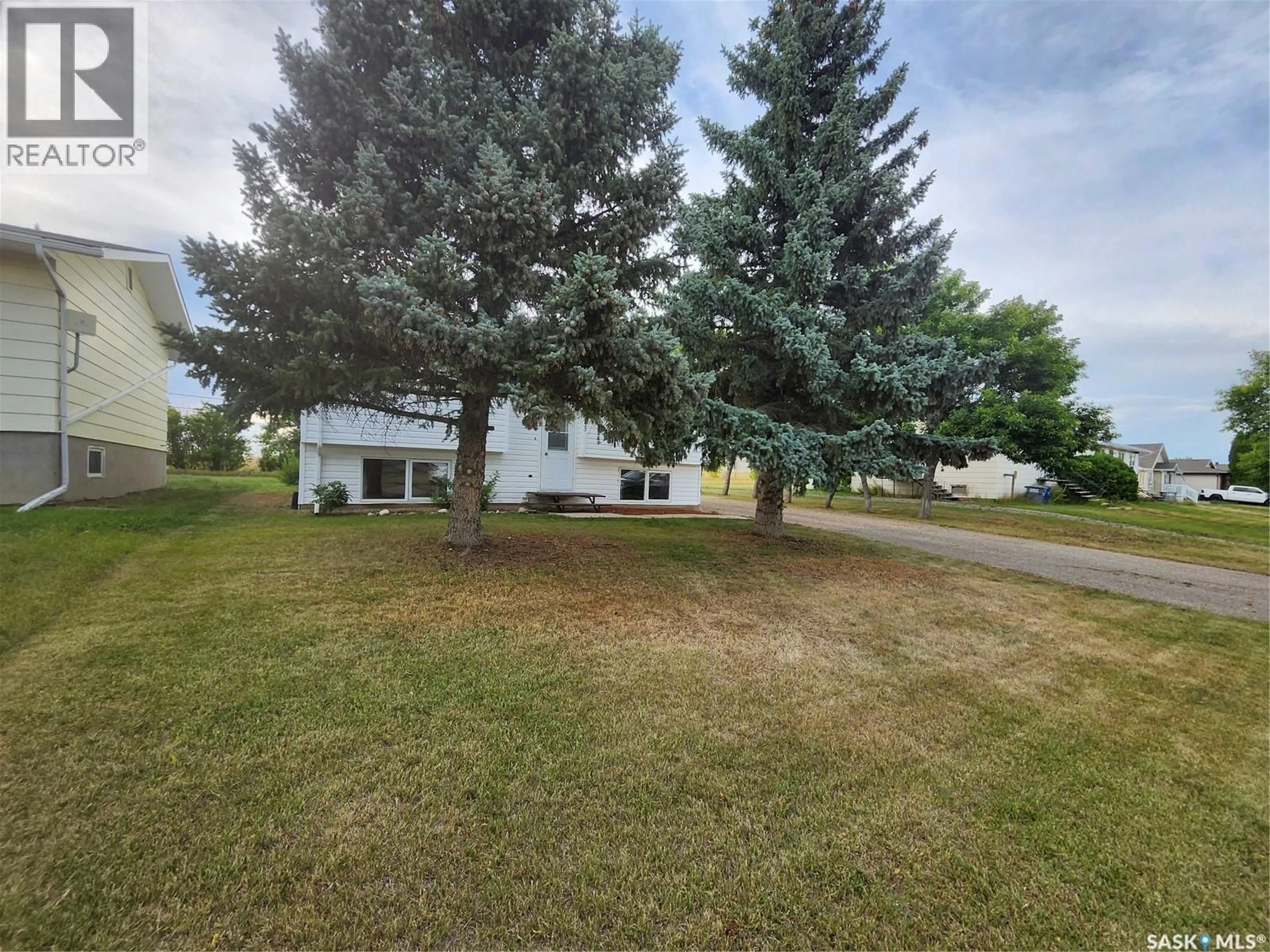 A pic from outside/outdoor area/front of a property/back of a property/a pic from drone, unknown for 413 2ND STREET, Cabri Saskatchewan S0N0J0