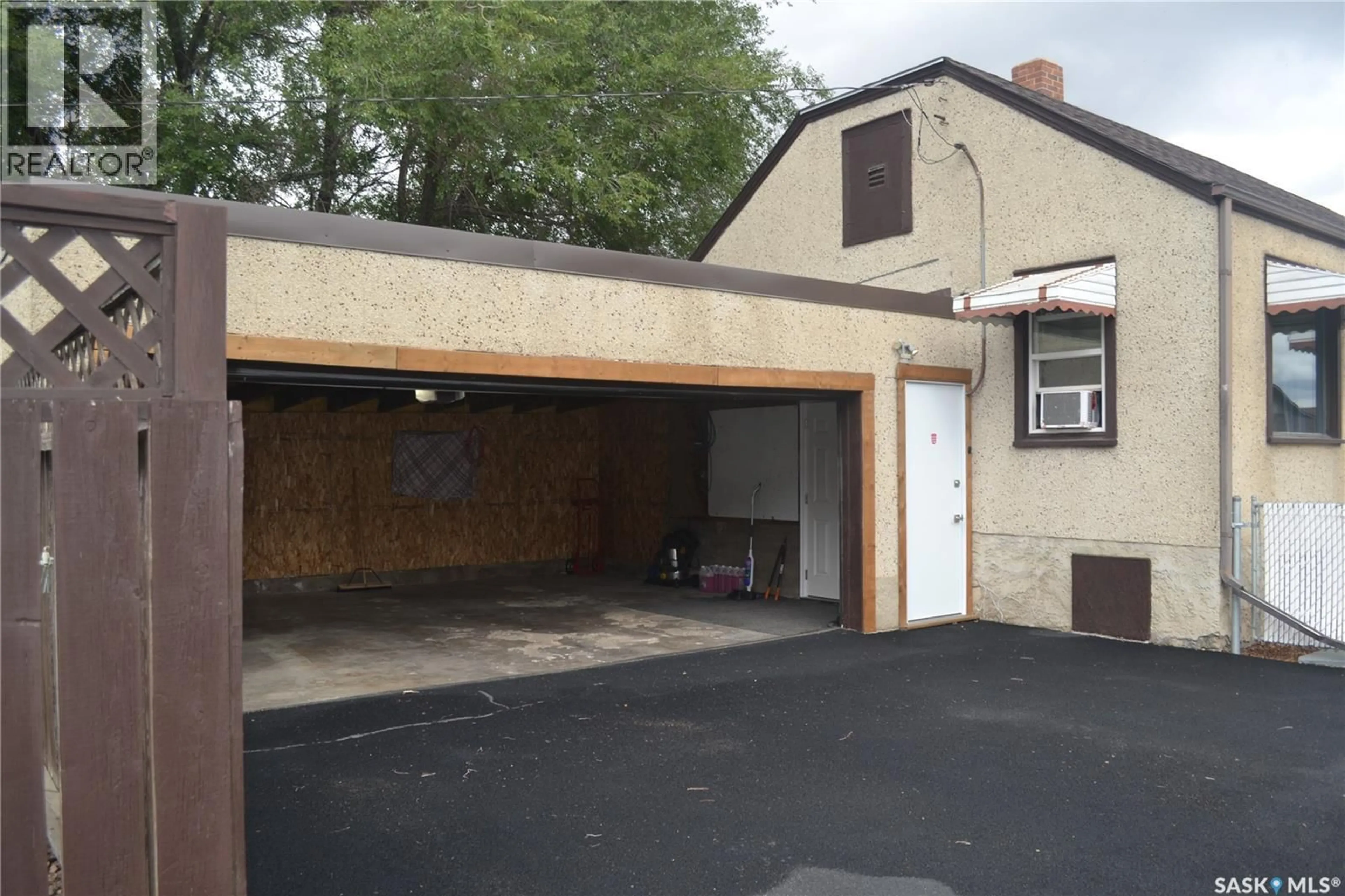 Indoor garage for 201 P AVENUE N, Saskatoon Saskatchewan S7L2V6