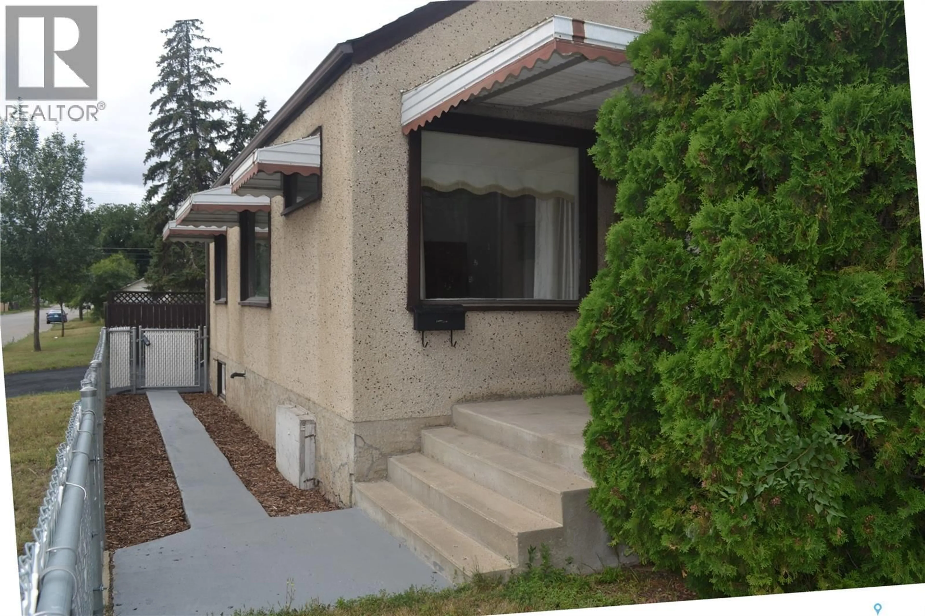 Patio, street for 201 P AVENUE N, Saskatoon Saskatchewan S7L2V6