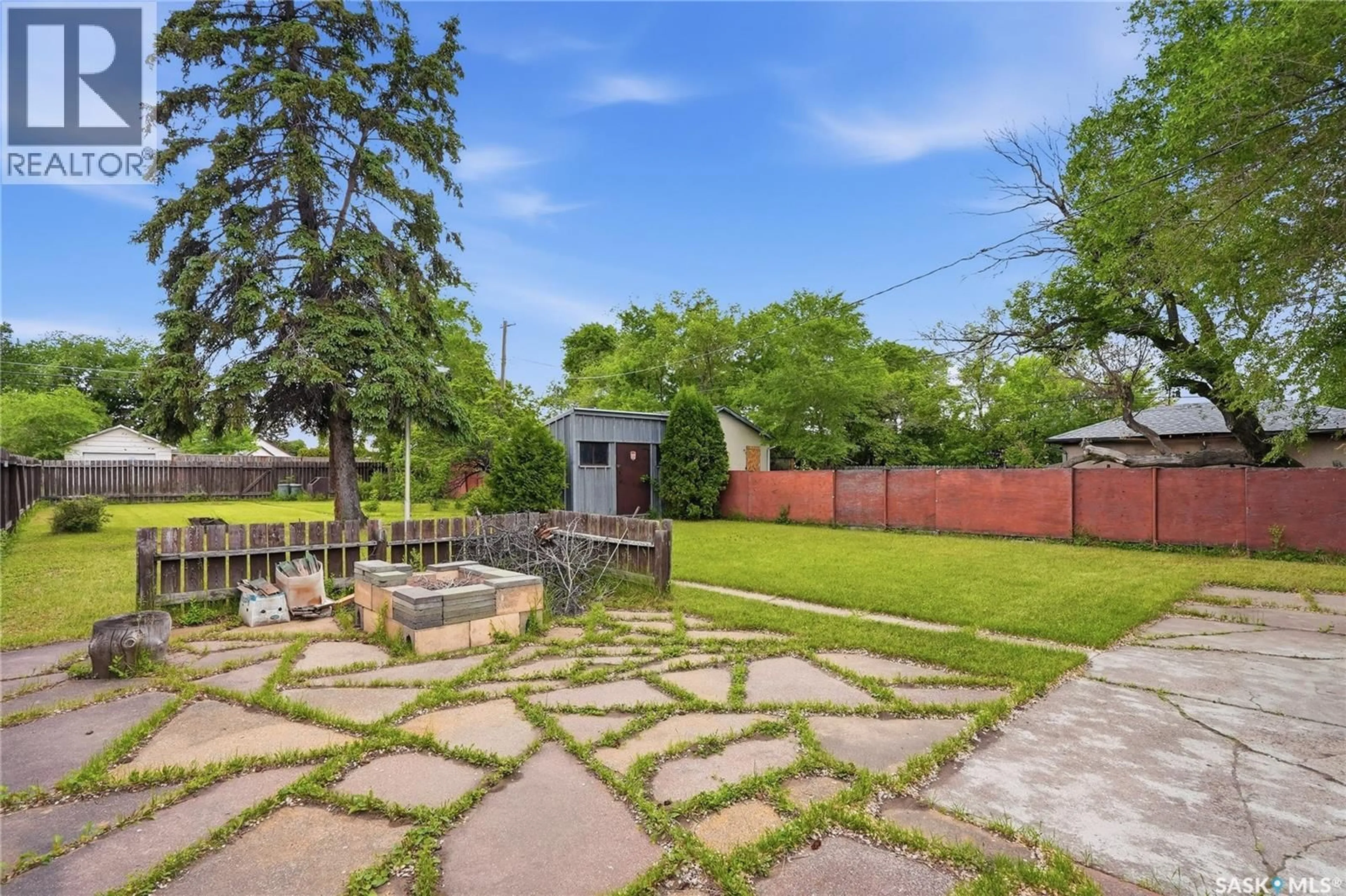 Patio, street for 201 P AVENUE N, Saskatoon Saskatchewan S7L2V6