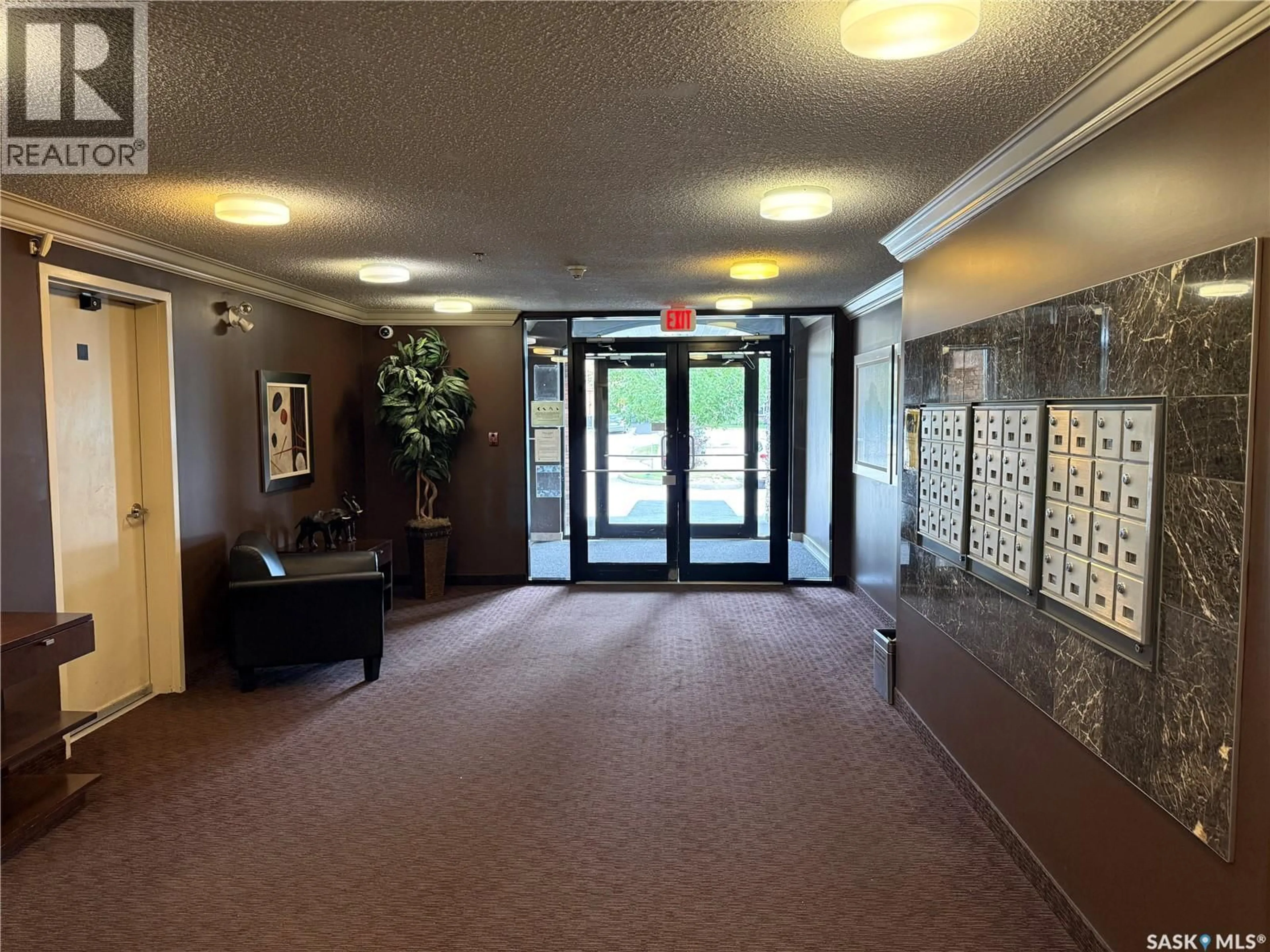 Indoor foyer for 211A 103 WELLMAN CRESCENT, Saskatoon Saskatchewan S7T0C1