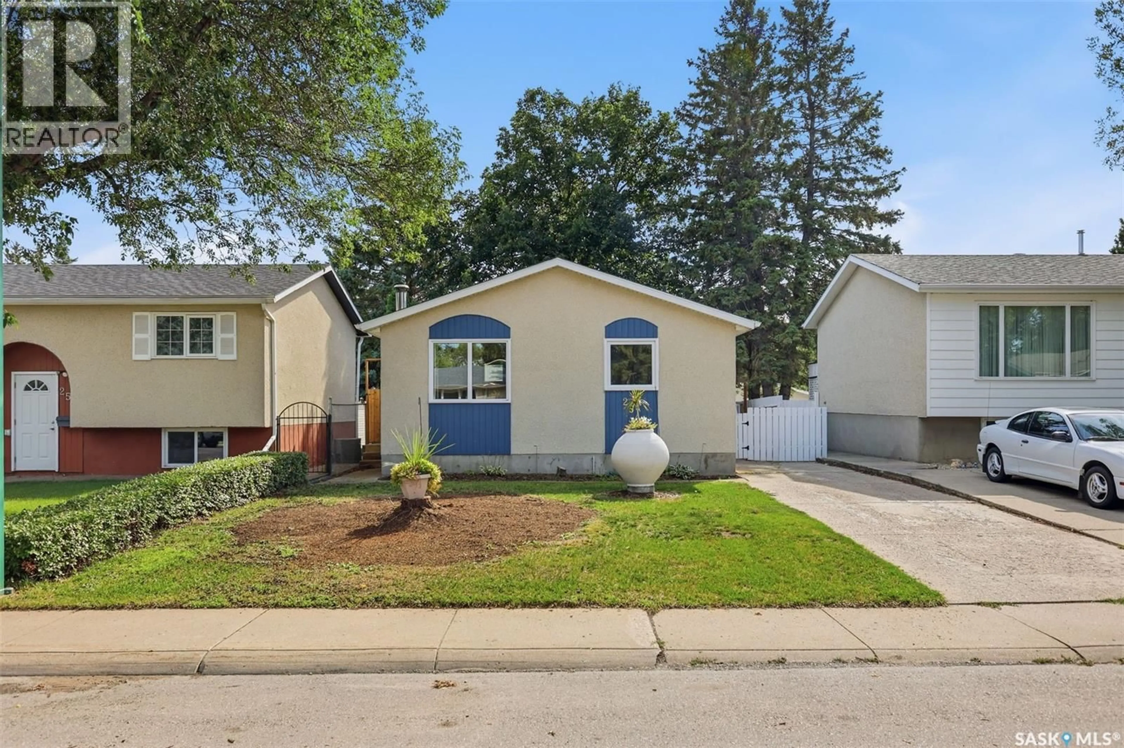 Home with vinyl exterior material, street for 254 MCMASTER CRESCENT, Saskatoon Saskatchewan S7H4E3