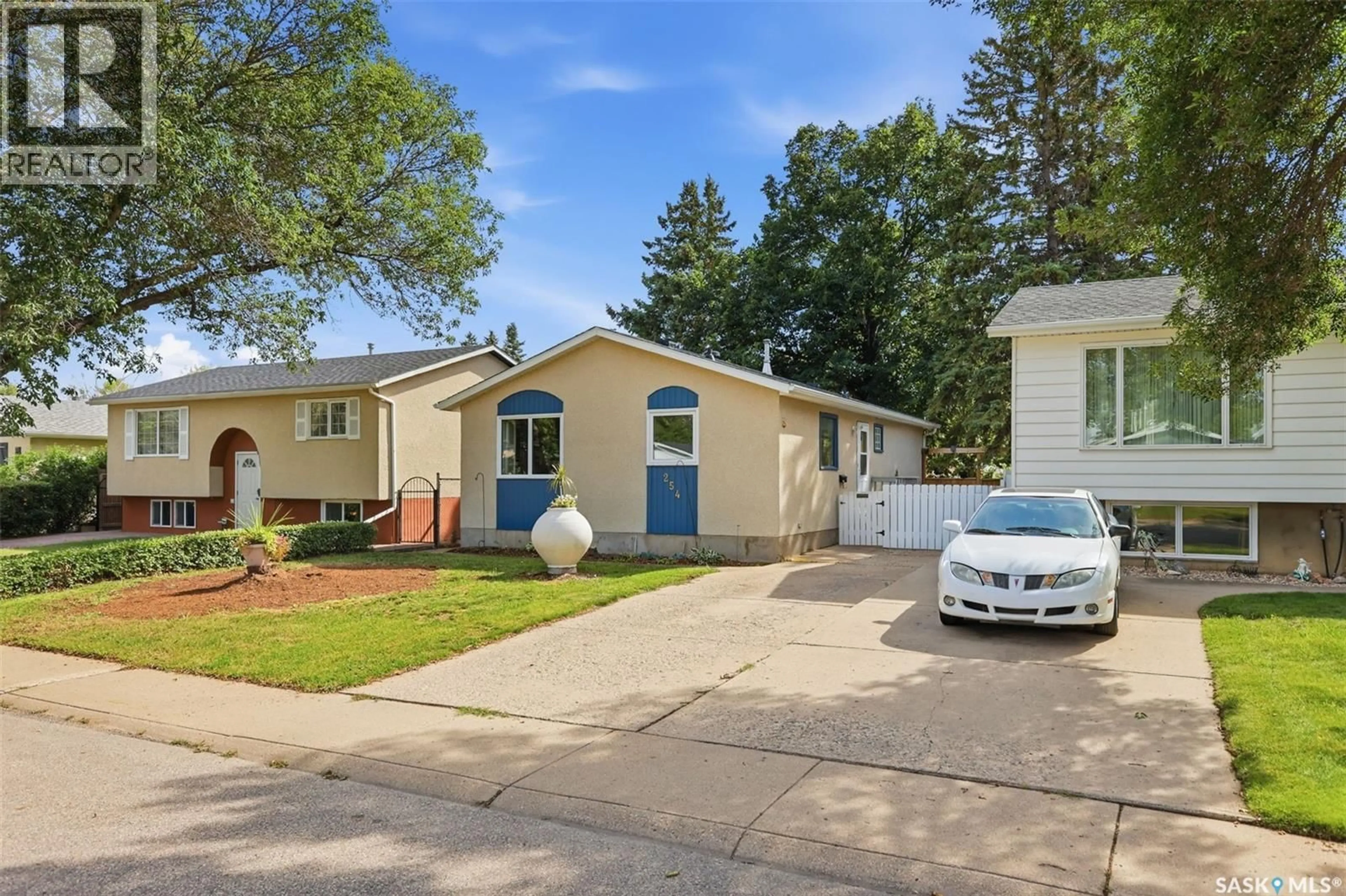 Home with vinyl exterior material, street for 254 MCMASTER CRESCENT, Saskatoon Saskatchewan S7H4E3