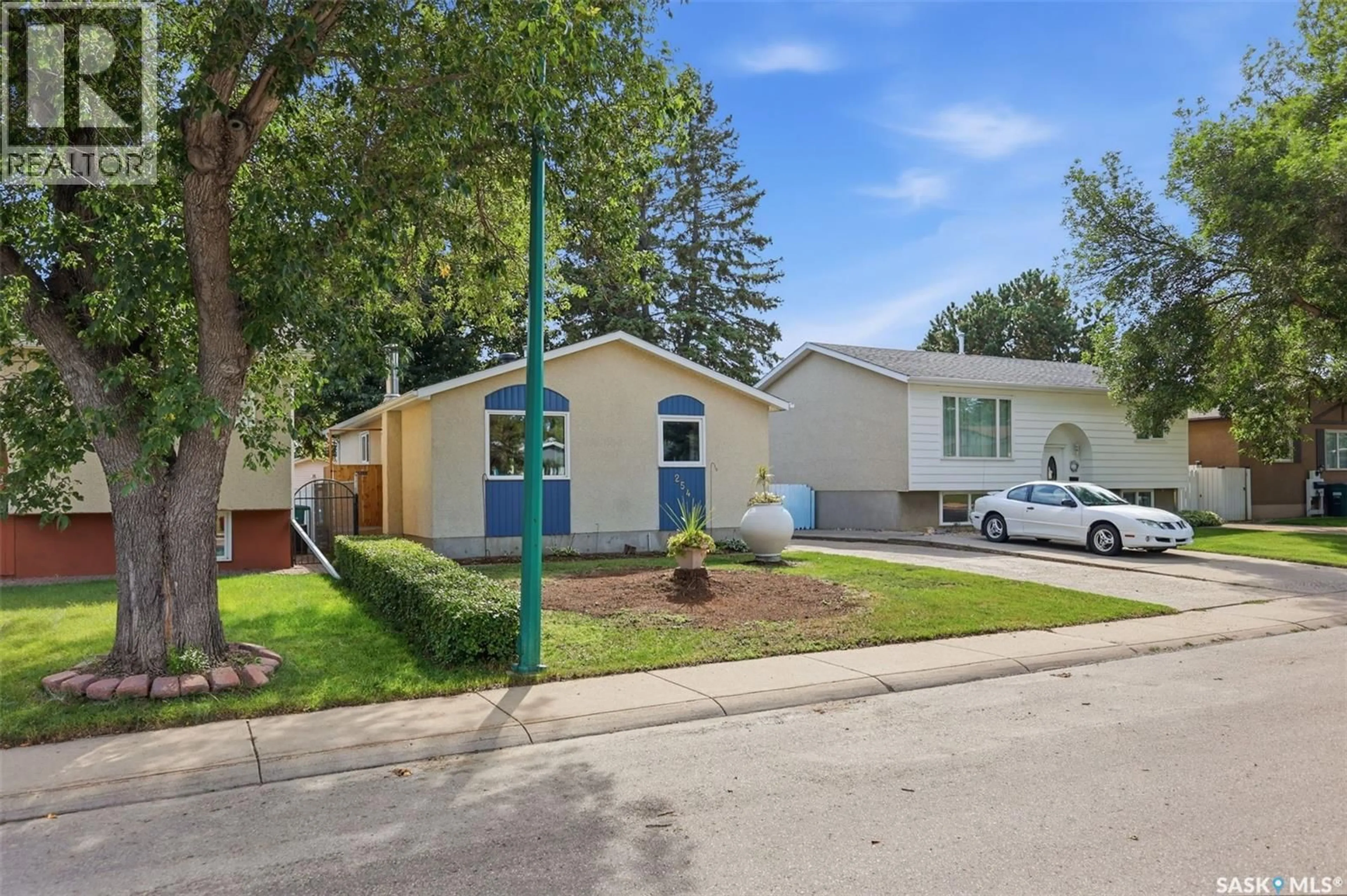 Home with vinyl exterior material, street for 254 MCMASTER CRESCENT, Saskatoon Saskatchewan S7H4E3