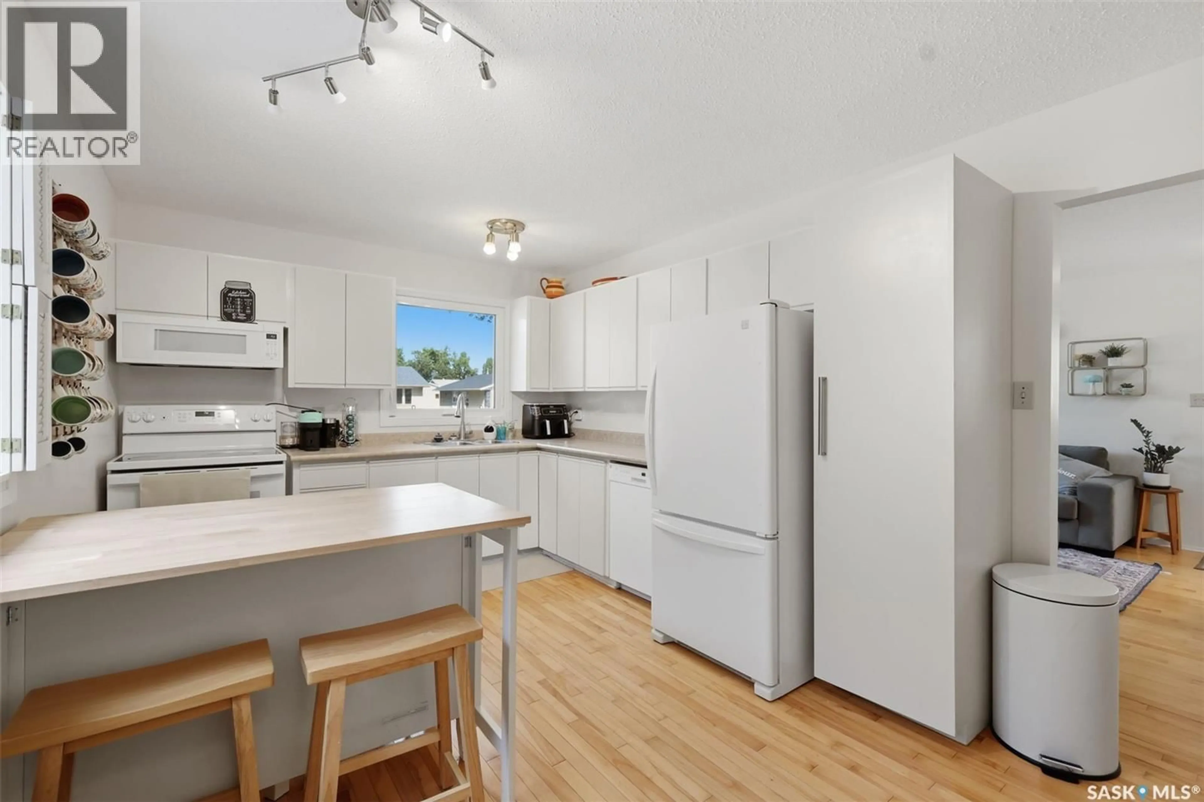 Open concept kitchen, unknown for 254 MCMASTER CRESCENT, Saskatoon Saskatchewan S7H4E3