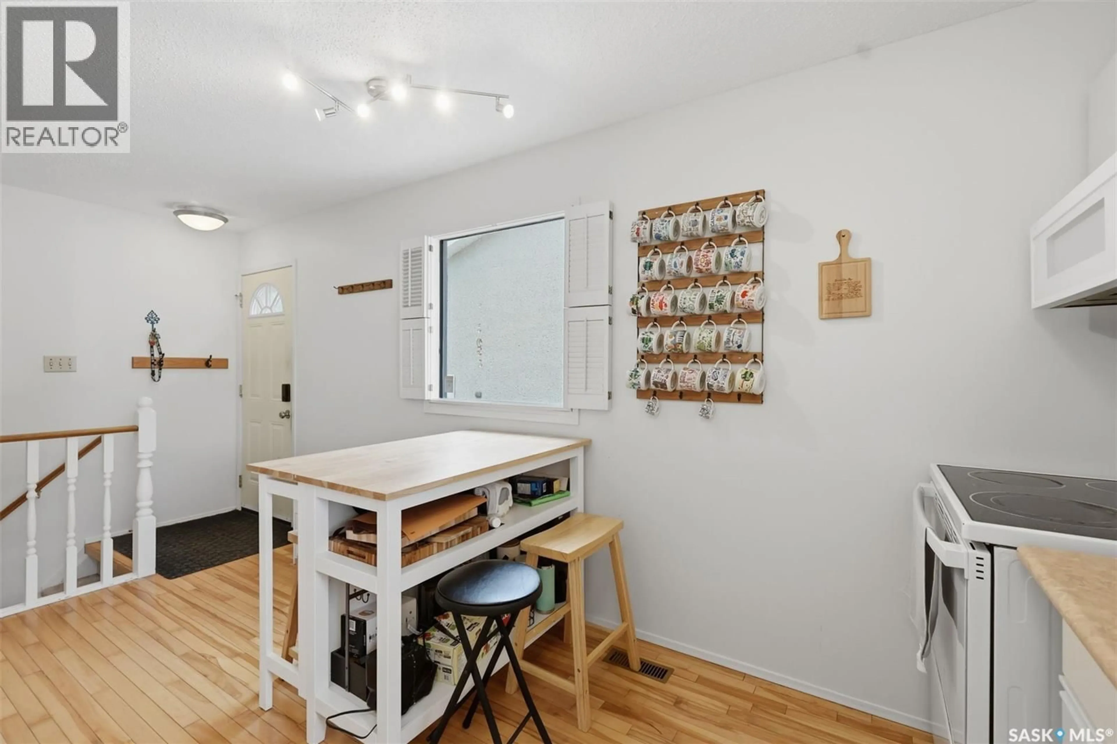 Standard kitchen, wood/laminate floor for 254 MCMASTER CRESCENT, Saskatoon Saskatchewan S7H4E3