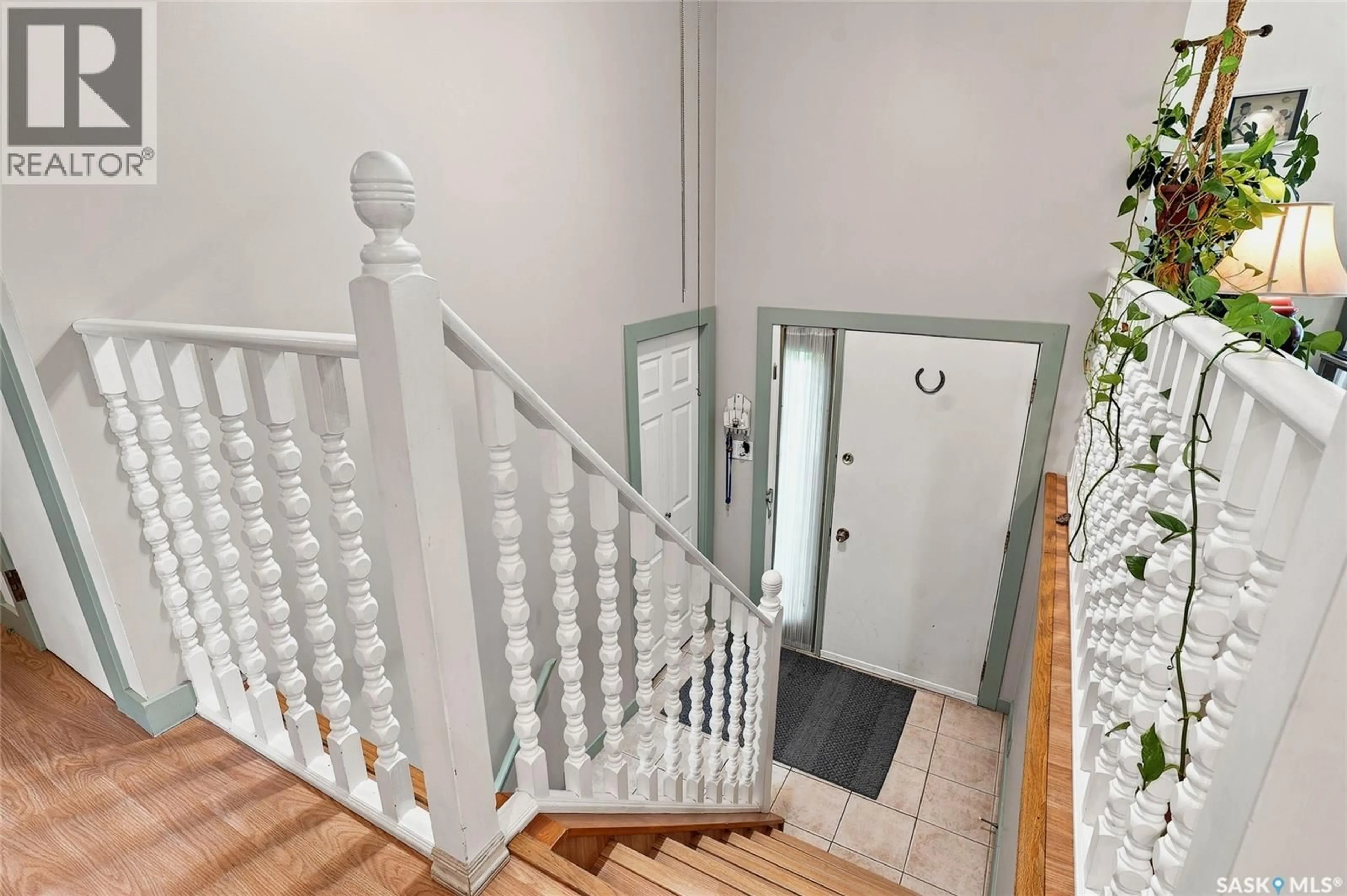 Indoor foyer for 1205 HAIDA AVENUE, Saskatoon Saskatchewan S7M4N2