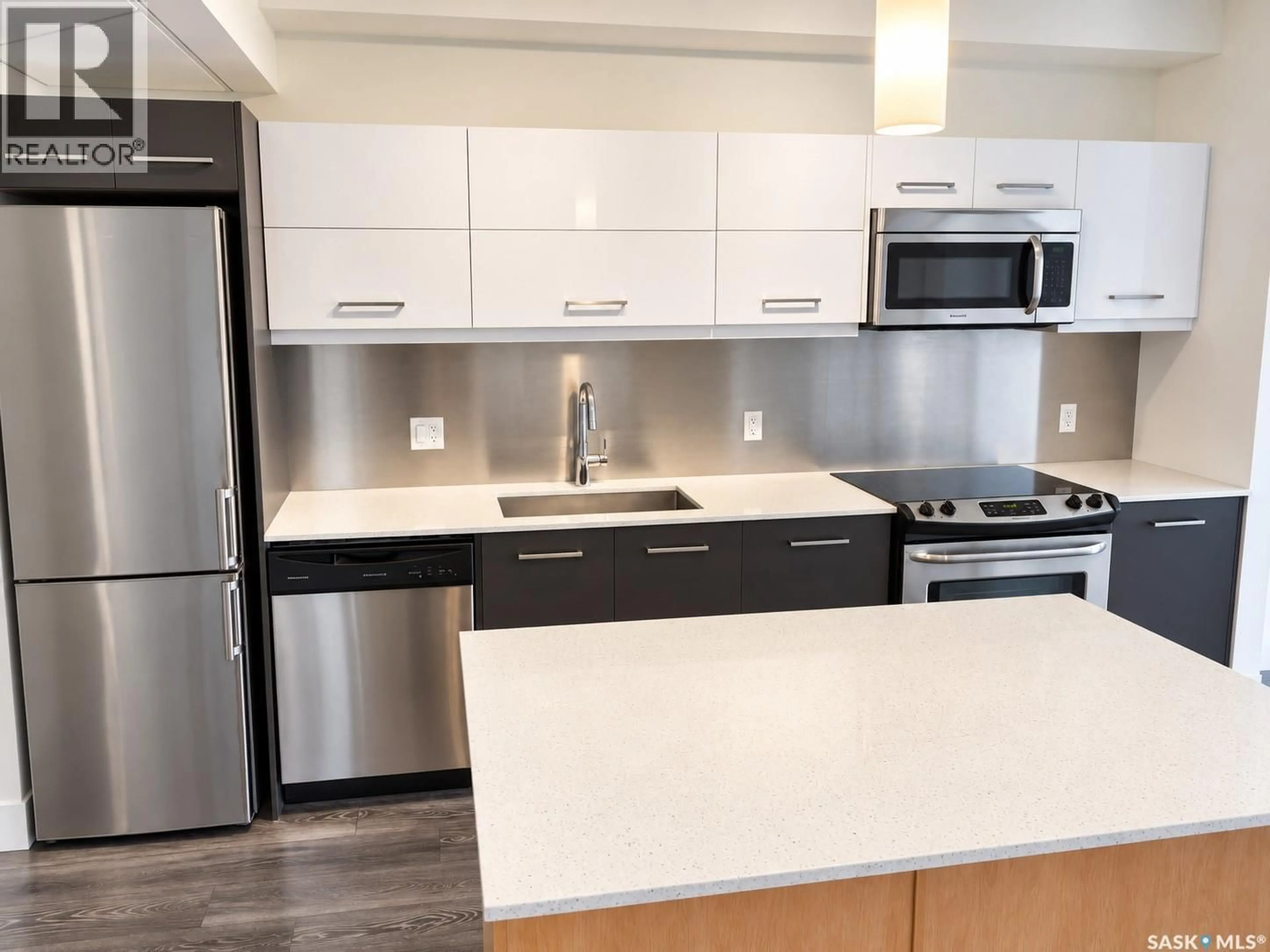 Standard kitchen, unknown for S - 331 404 C AVENUE, Saskatoon Saskatchewan S7M5M9