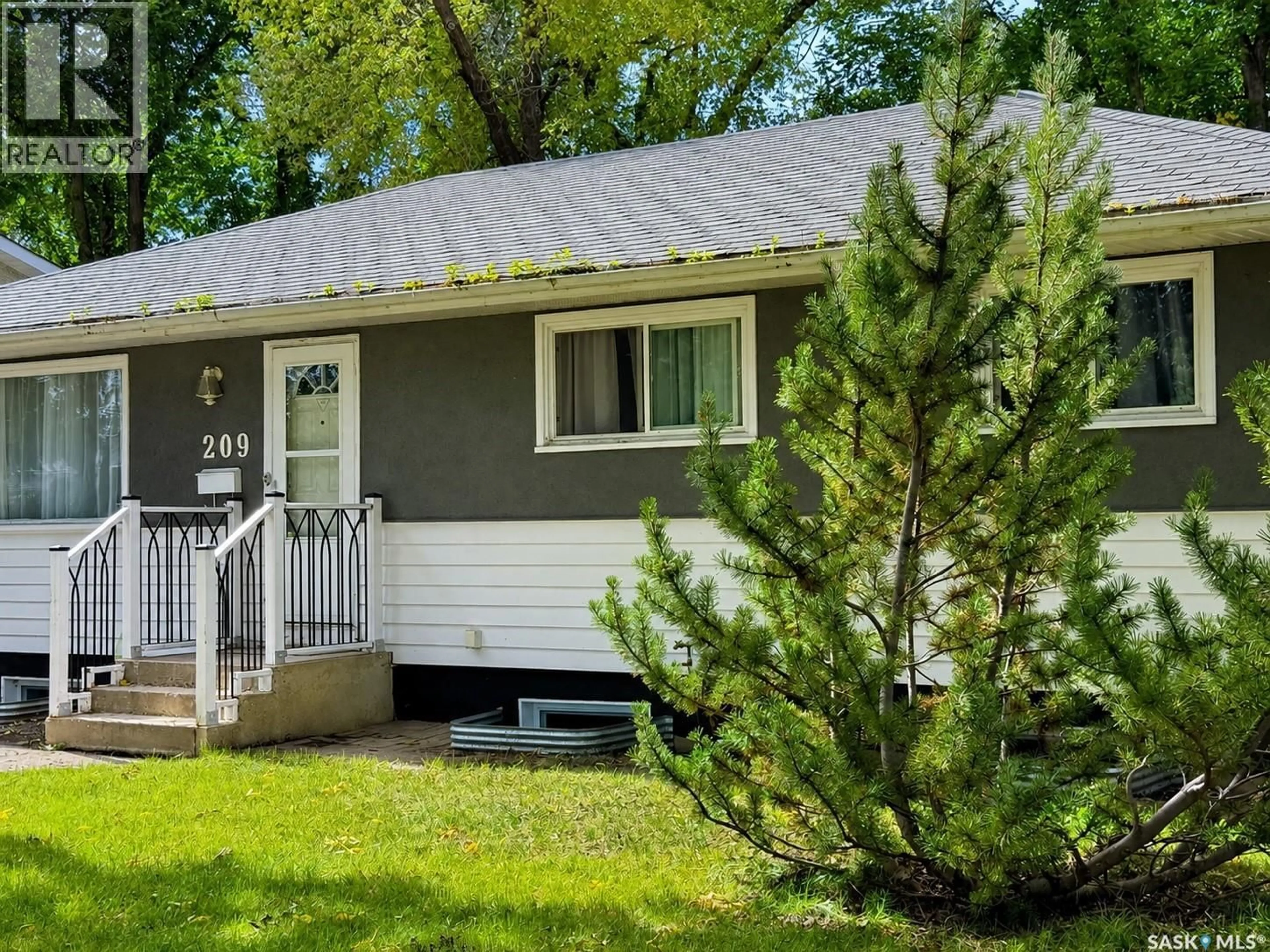 Home with vinyl exterior material, street for 209 WINNIPEG AVENUE, Saskatoon Saskatchewan S7M3M1