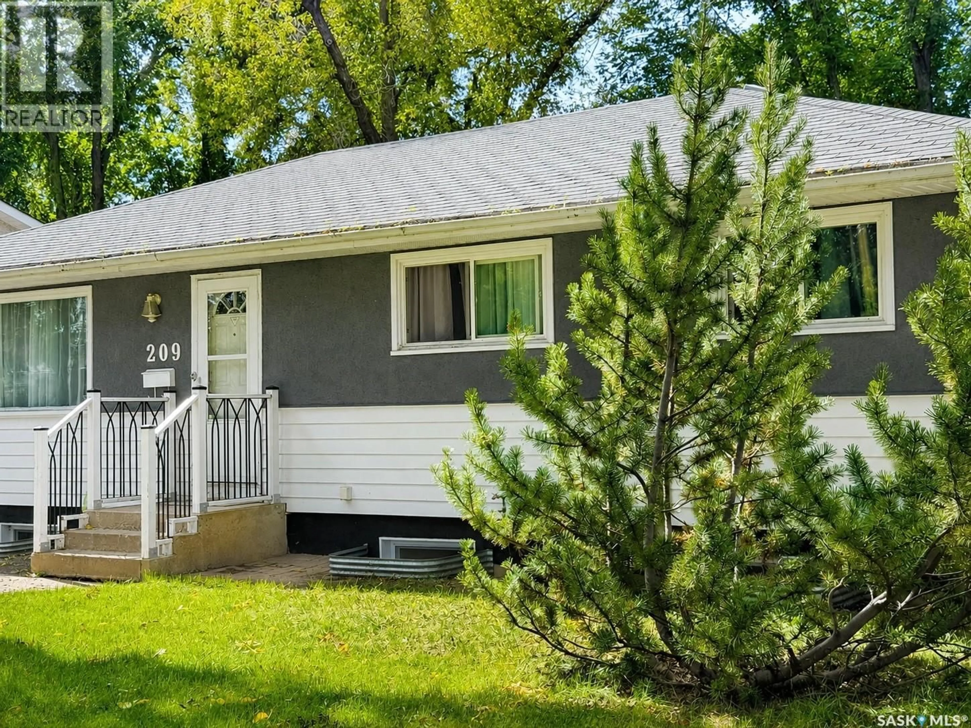 Home with vinyl exterior material, street for 209 WINNIPEG AVENUE, Saskatoon Saskatchewan S7M3M1