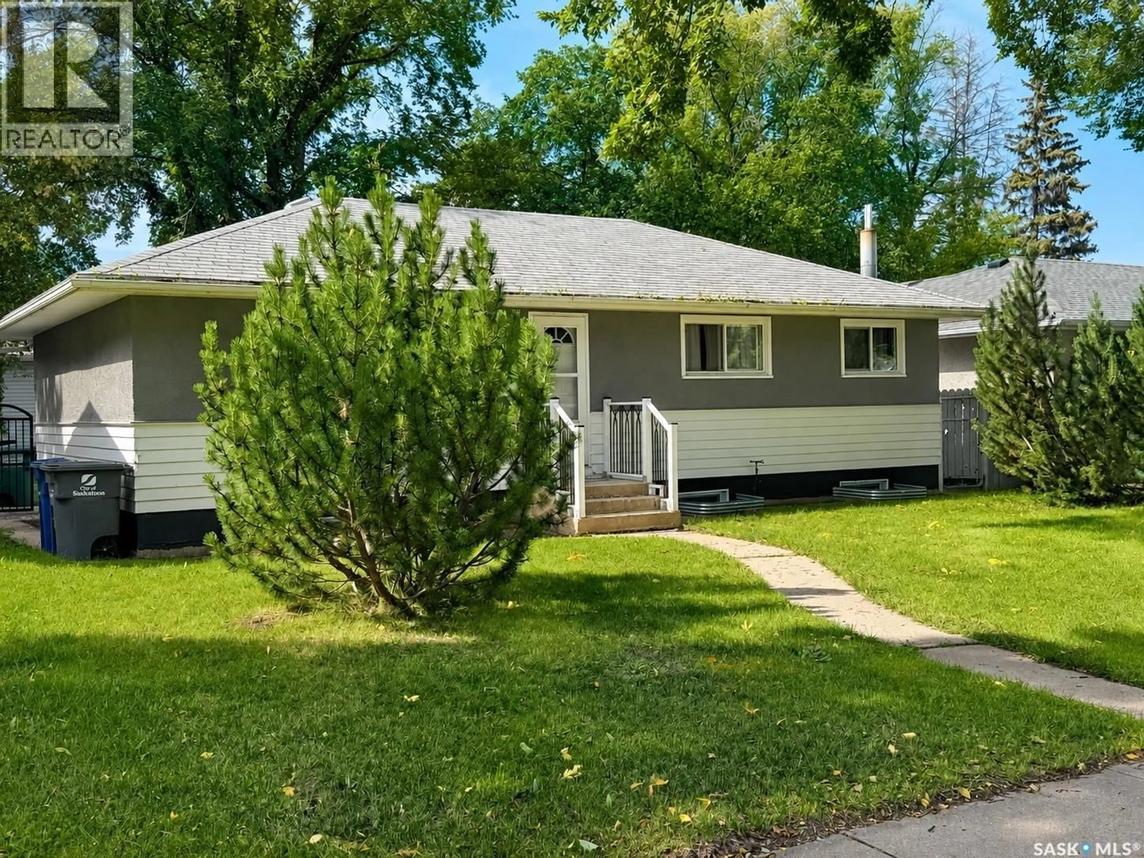 Home with vinyl exterior material, street for 209 WINNIPEG AVENUE, Saskatoon Saskatchewan S7M3M1