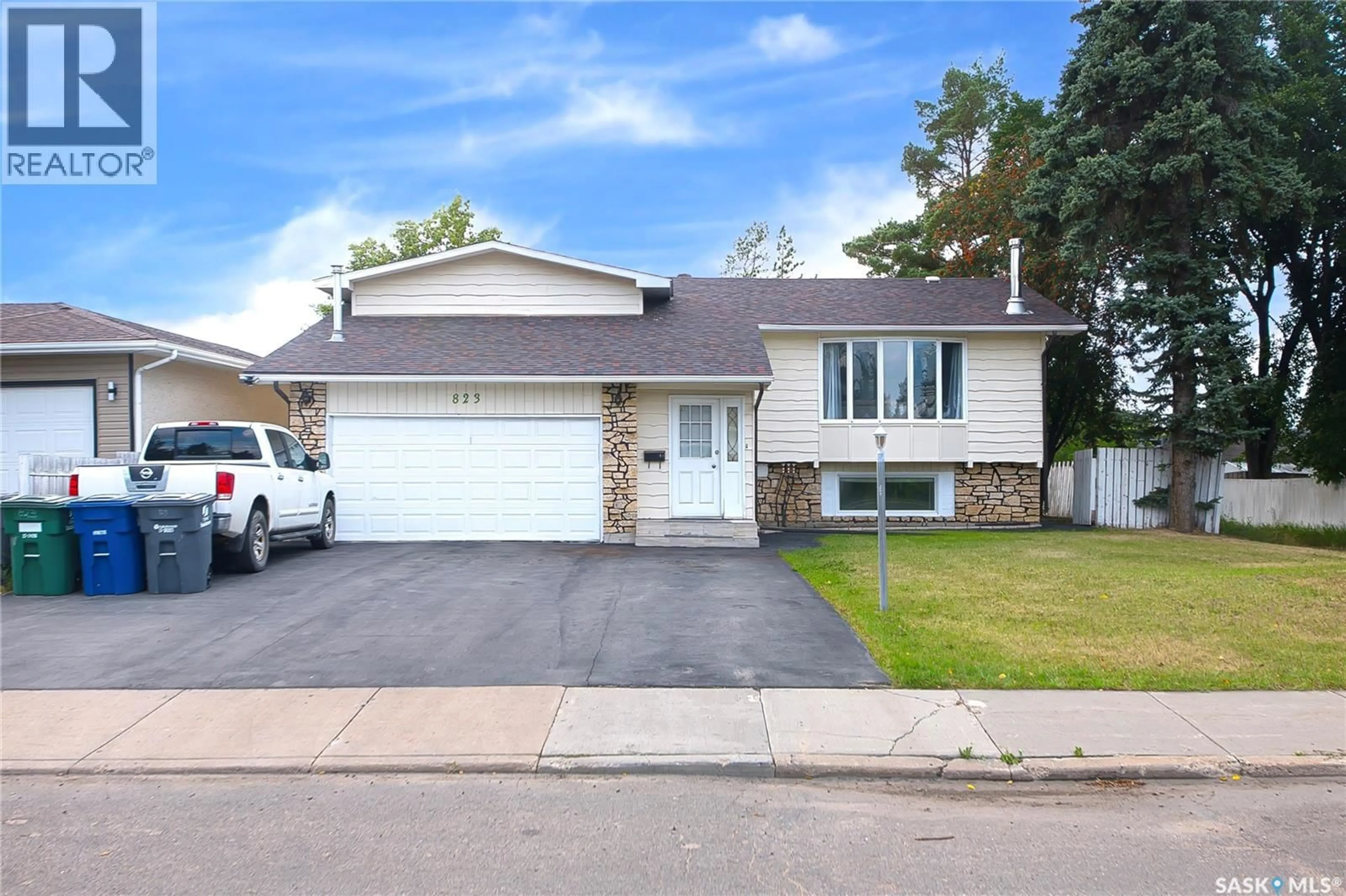 Home with vinyl exterior material, street for 823 NORTHUMBERLAND AVENUE, Saskatoon Saskatchewan S7L3W3
