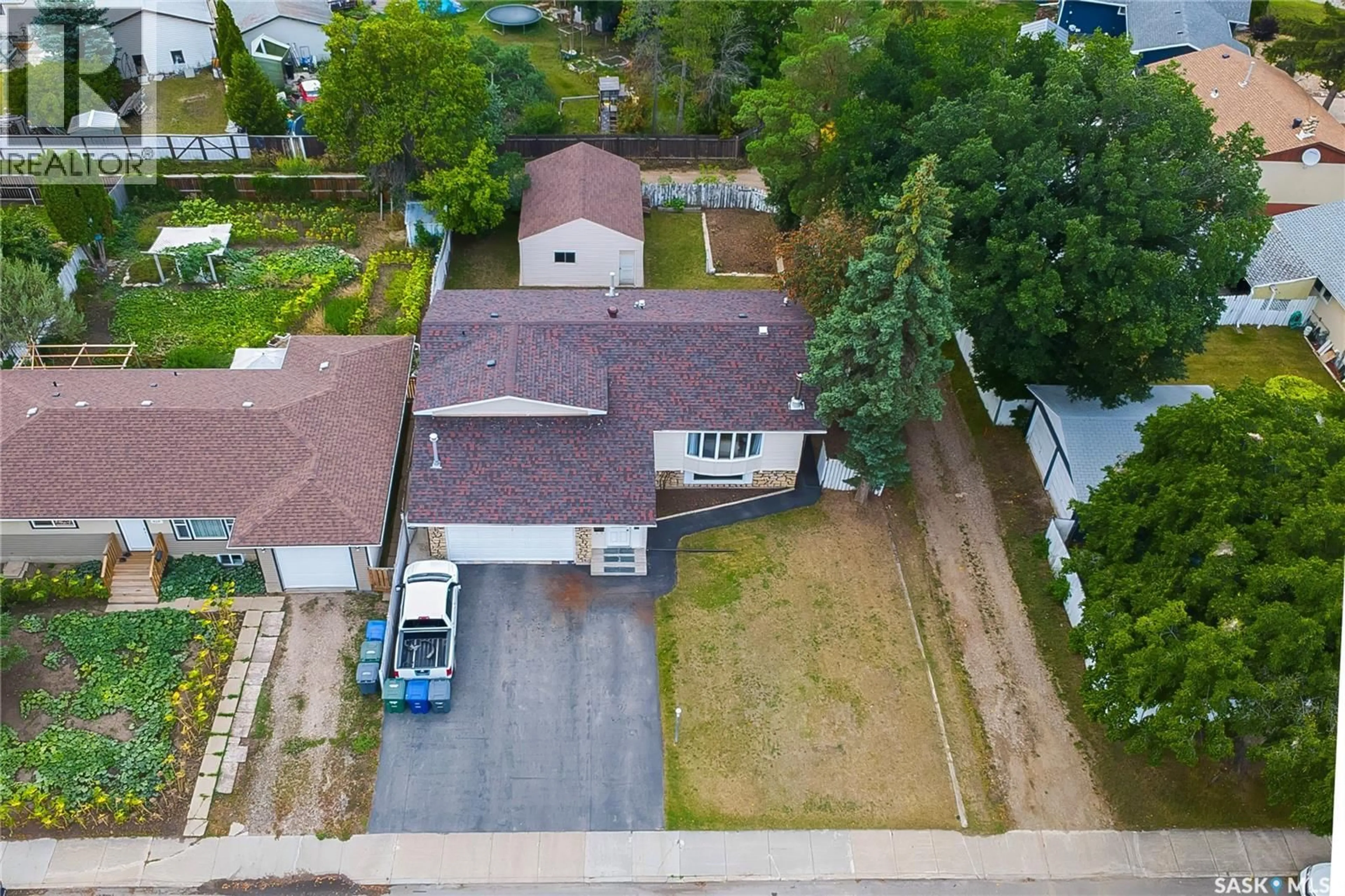 A pic from outside/outdoor area/front of a property/back of a property/a pic from drone, street for 823 NORTHUMBERLAND AVENUE, Saskatoon Saskatchewan S7L3W3