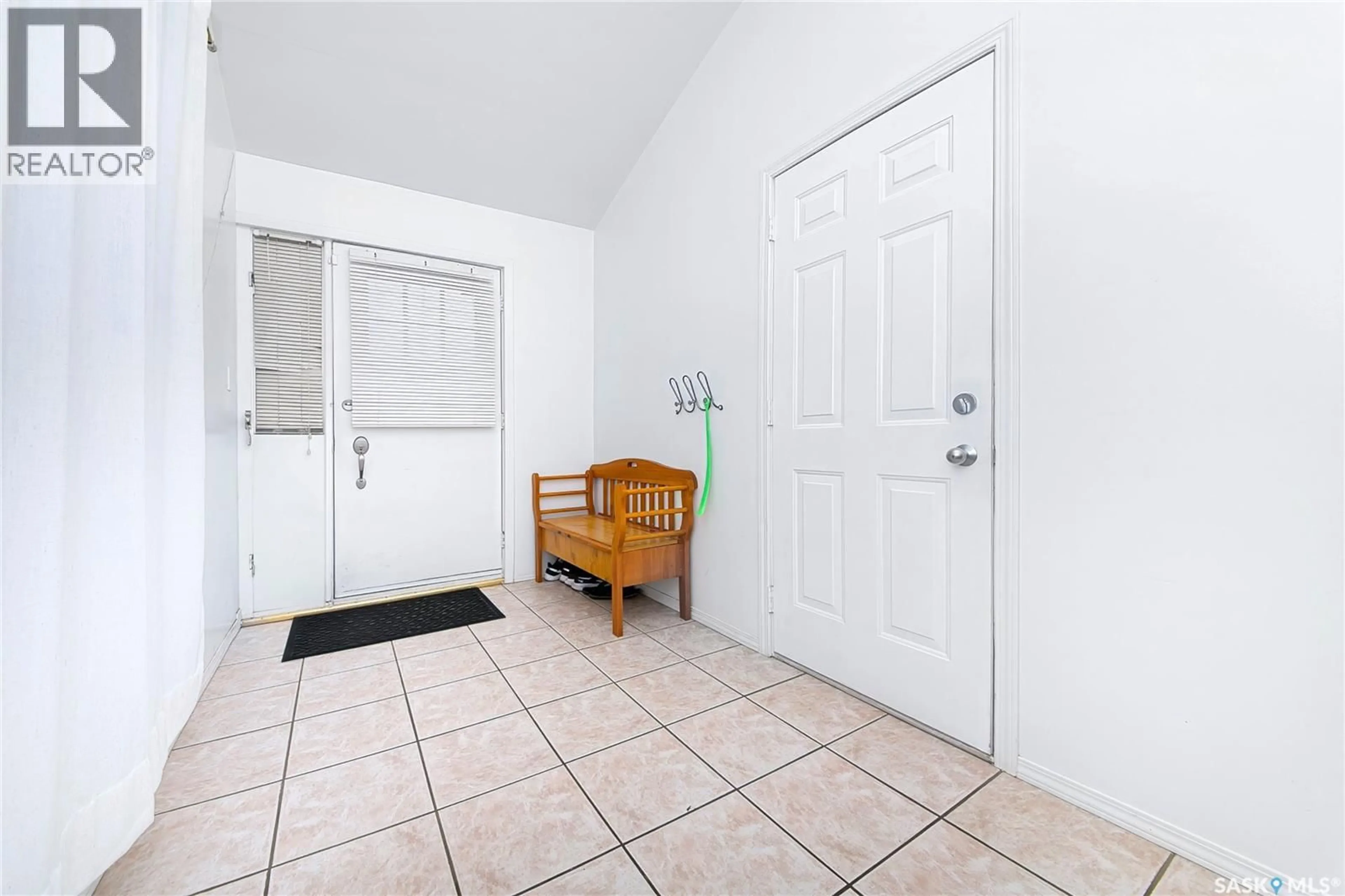 Indoor entryway for 823 NORTHUMBERLAND AVENUE, Saskatoon Saskatchewan S7L3W3