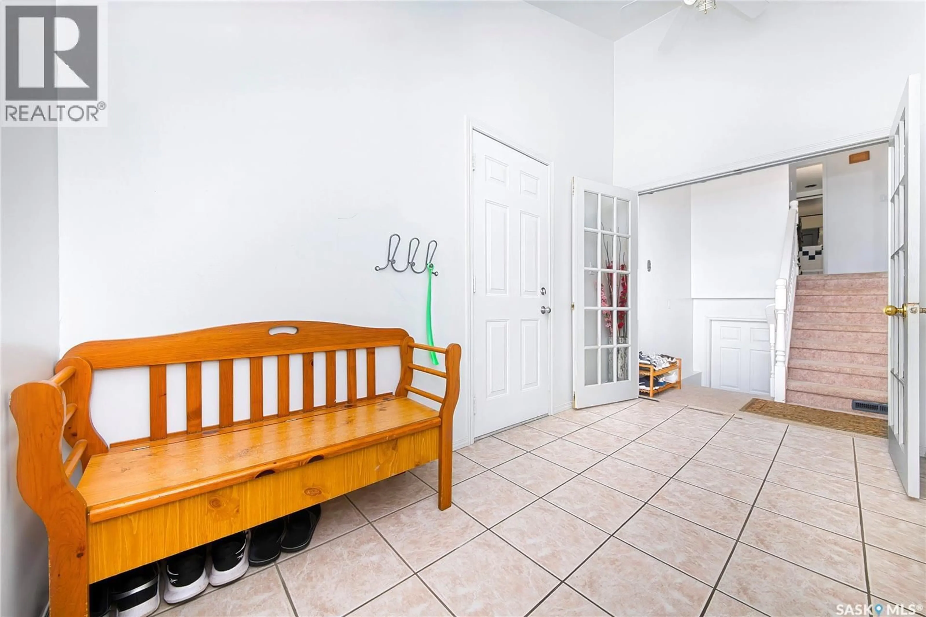 Indoor entryway for 823 NORTHUMBERLAND AVENUE, Saskatoon Saskatchewan S7L3W3