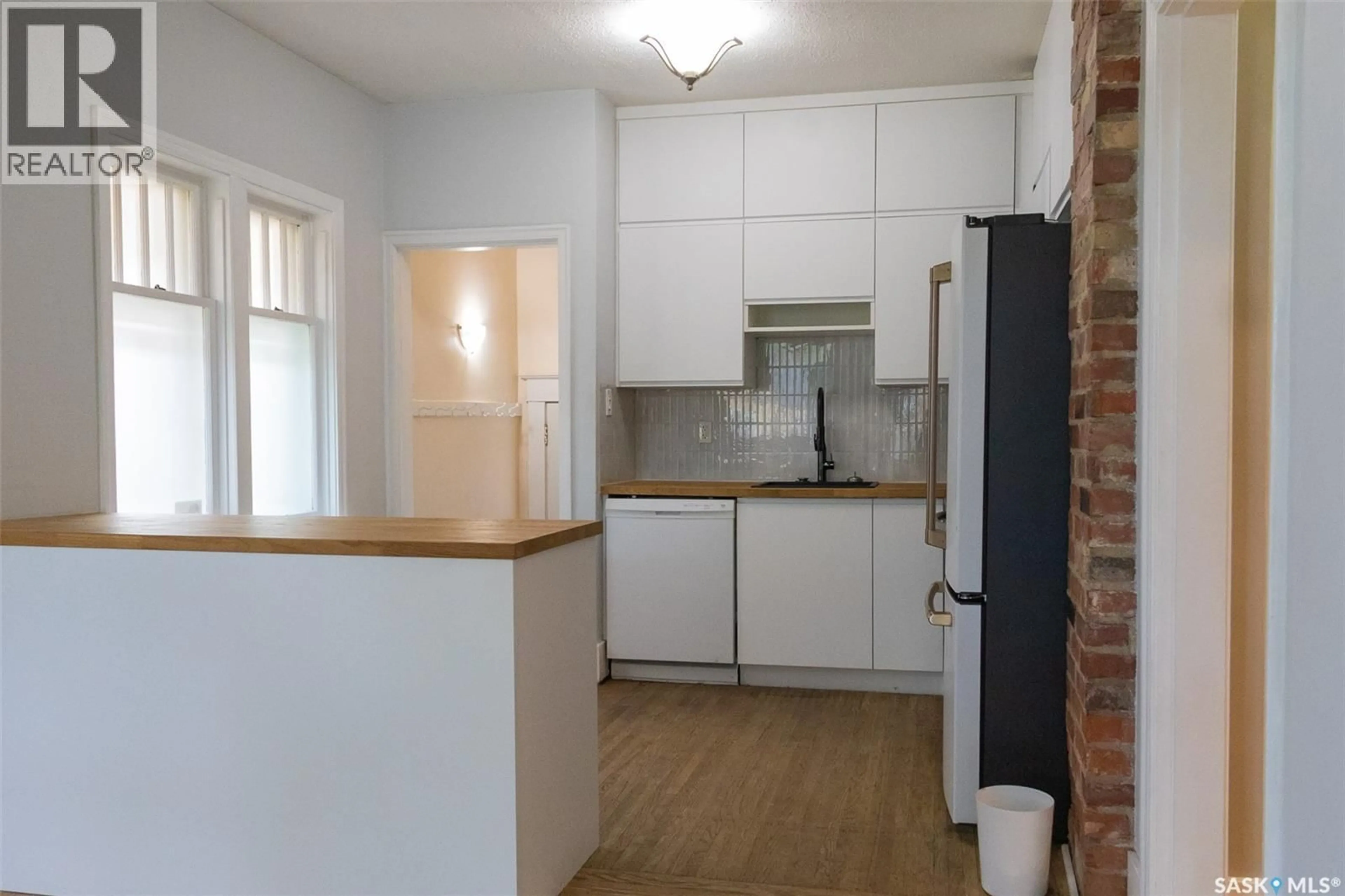 Standard kitchen, unknown for 1019 C AVENUE, Saskatoon Saskatchewan S7L1K1