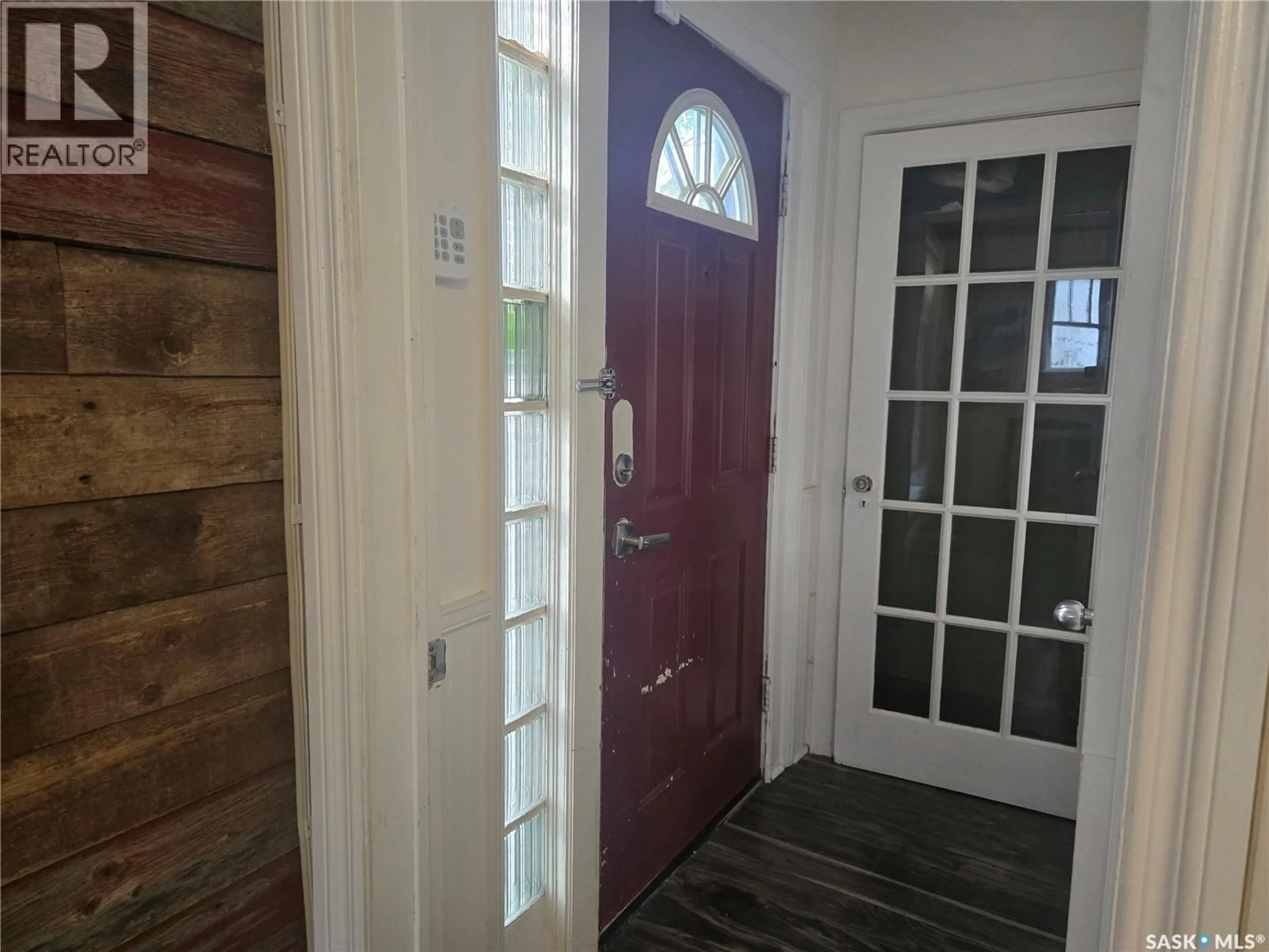 Indoor entryway for 408 I AVENUE, Saskatoon Saskatchewan S7M1P4