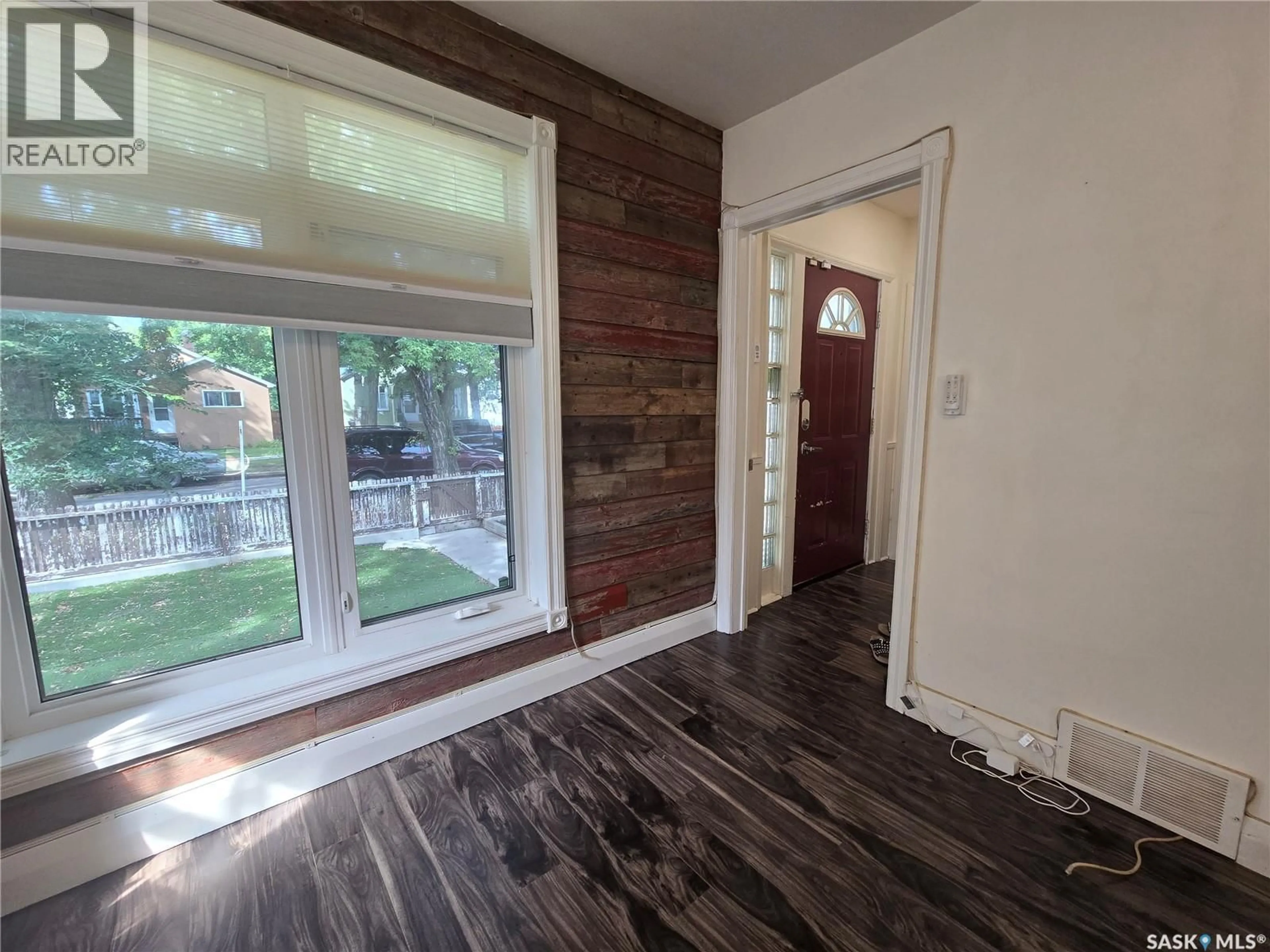 Indoor entryway for 408 I AVENUE, Saskatoon Saskatchewan S7M1P4