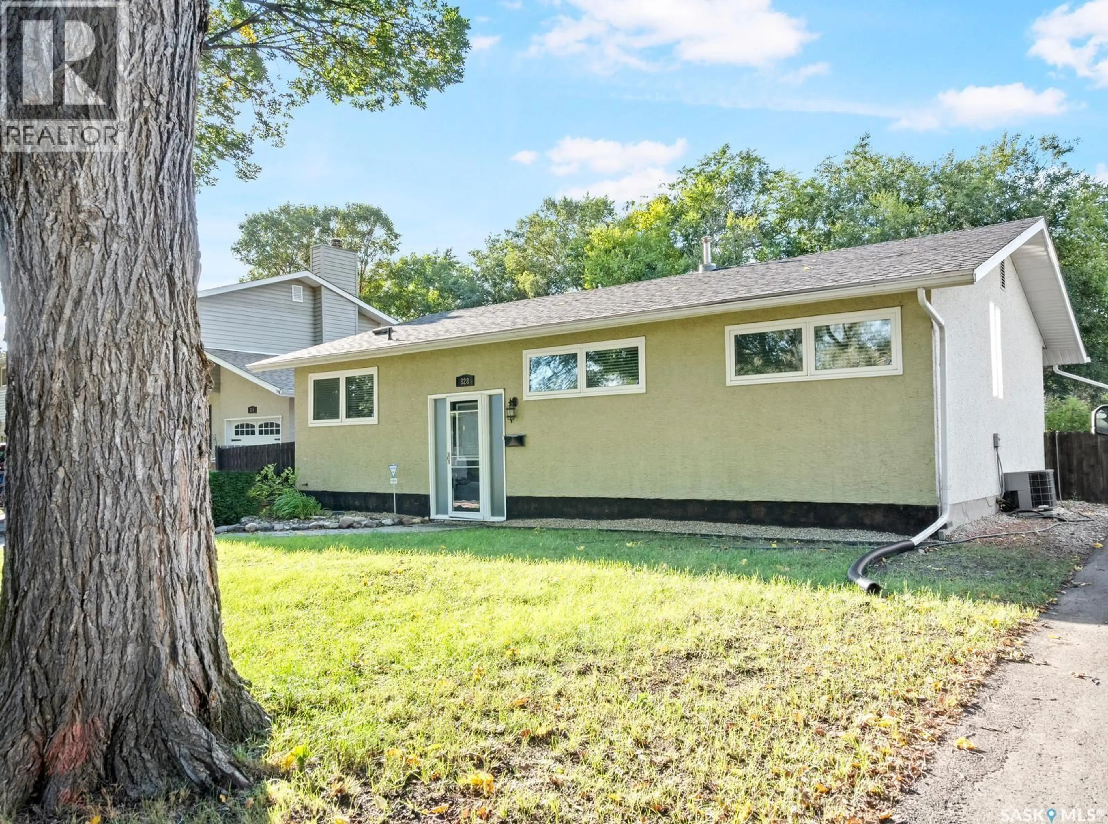Home with vinyl exterior material, street for 828 SHANNON ROAD, Regina Saskatchewan S4S5K2