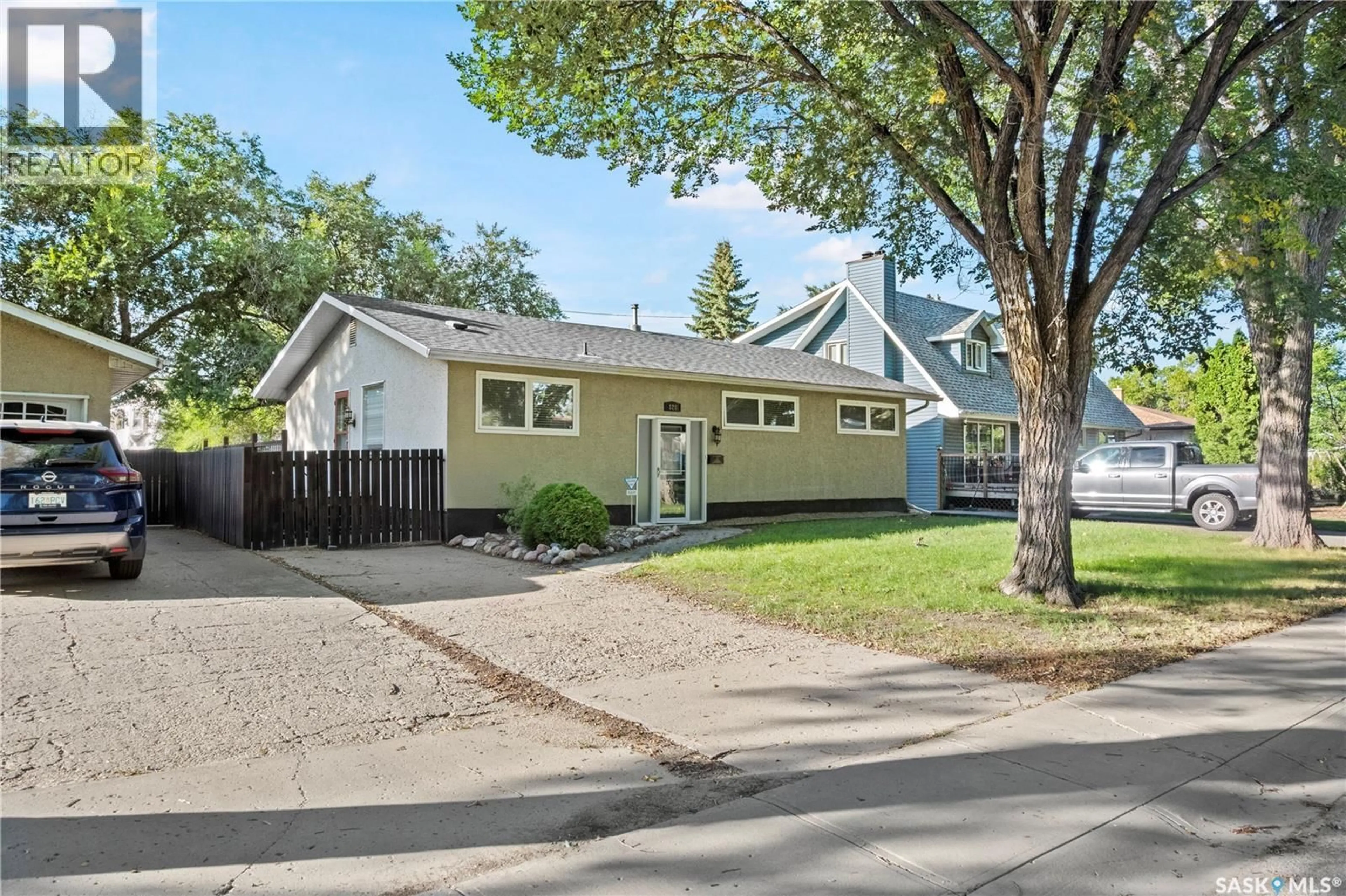 Home with vinyl exterior material, street for 828 SHANNON ROAD, Regina Saskatchewan S4S5K2