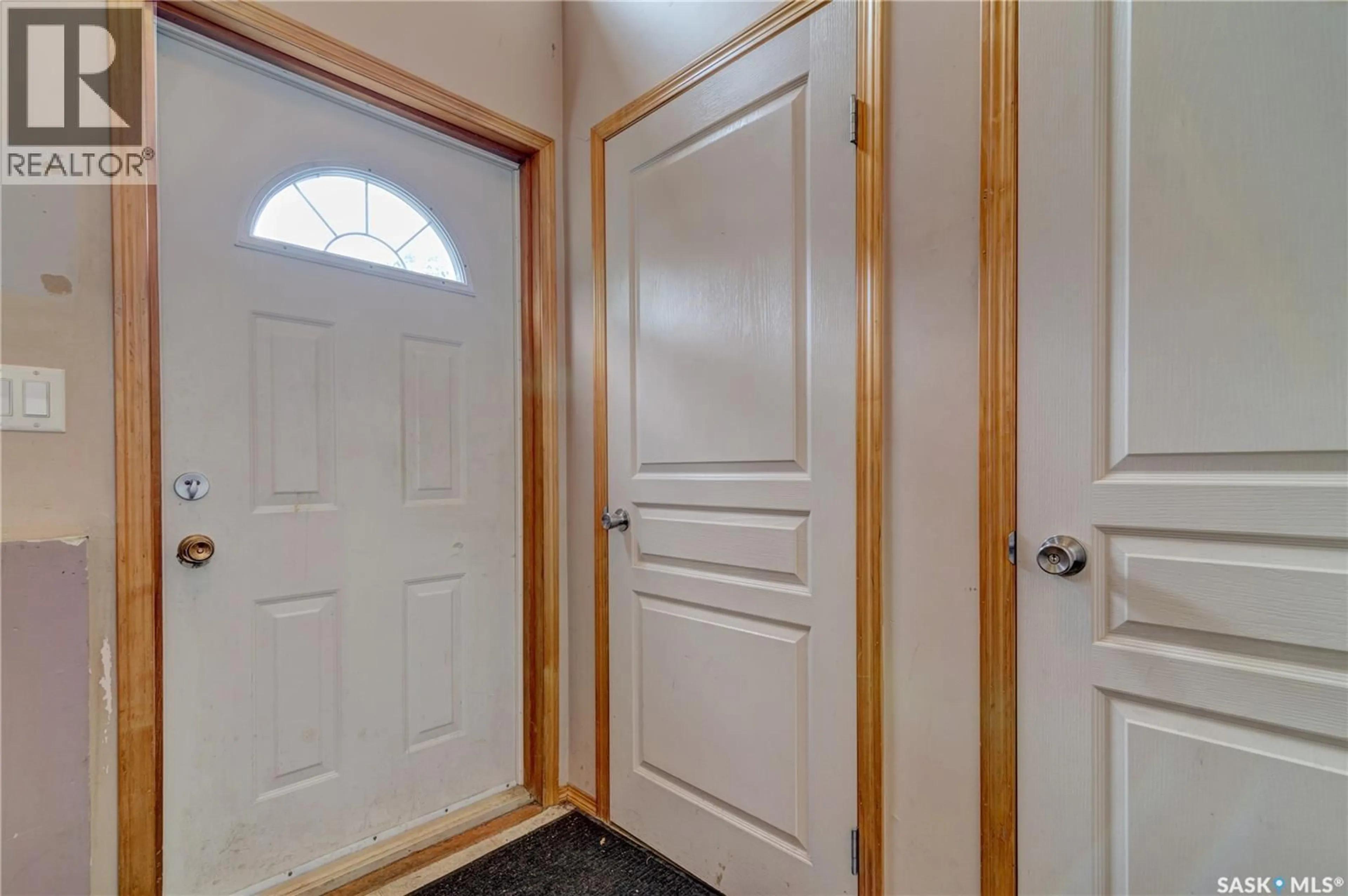 Indoor entryway for 908 CONNAUGHT STREET, Regina Saskatchewan S4T4S6