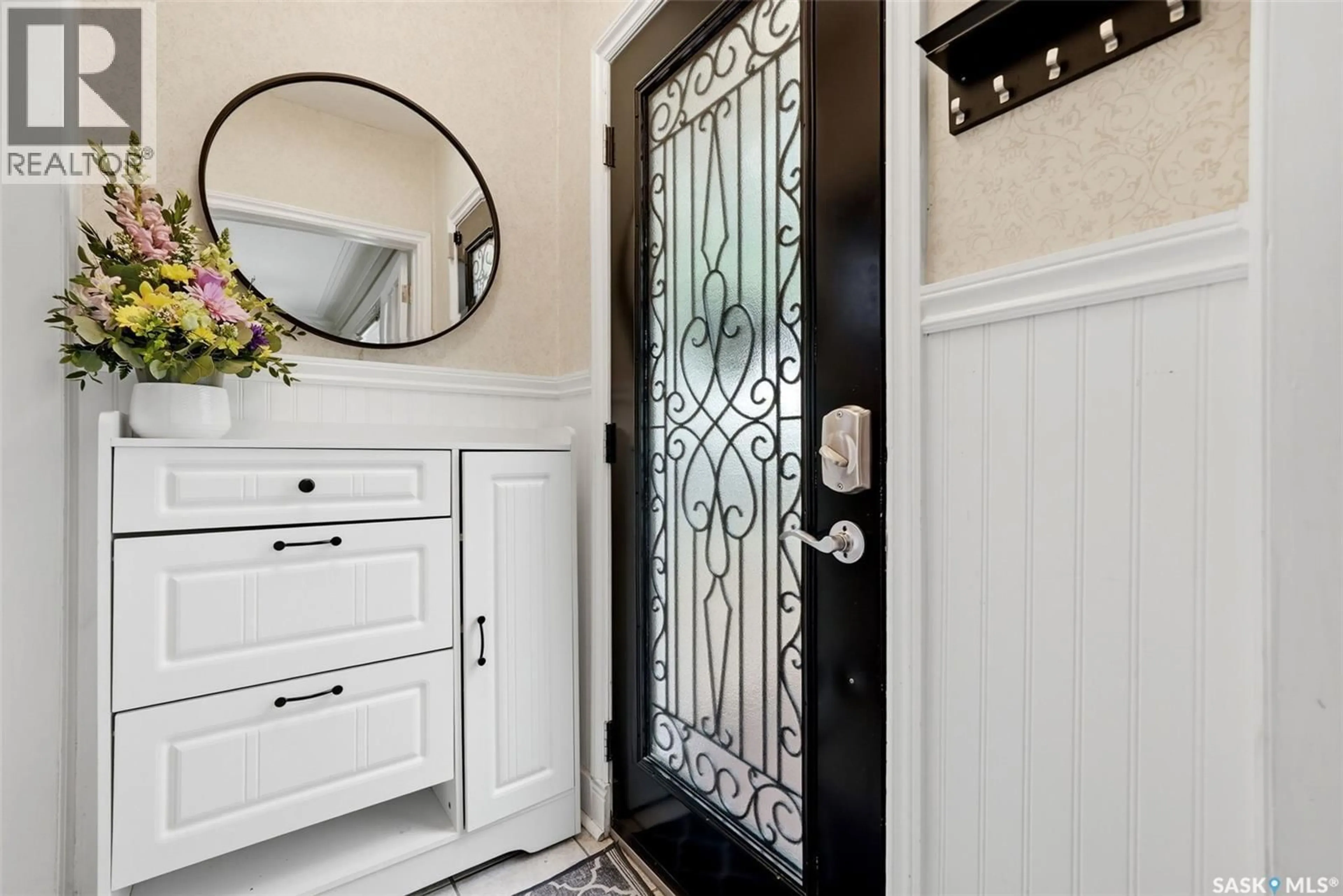 Indoor entryway for 2950 RETALLACK STREET, Regina Saskatchewan S4S1S9