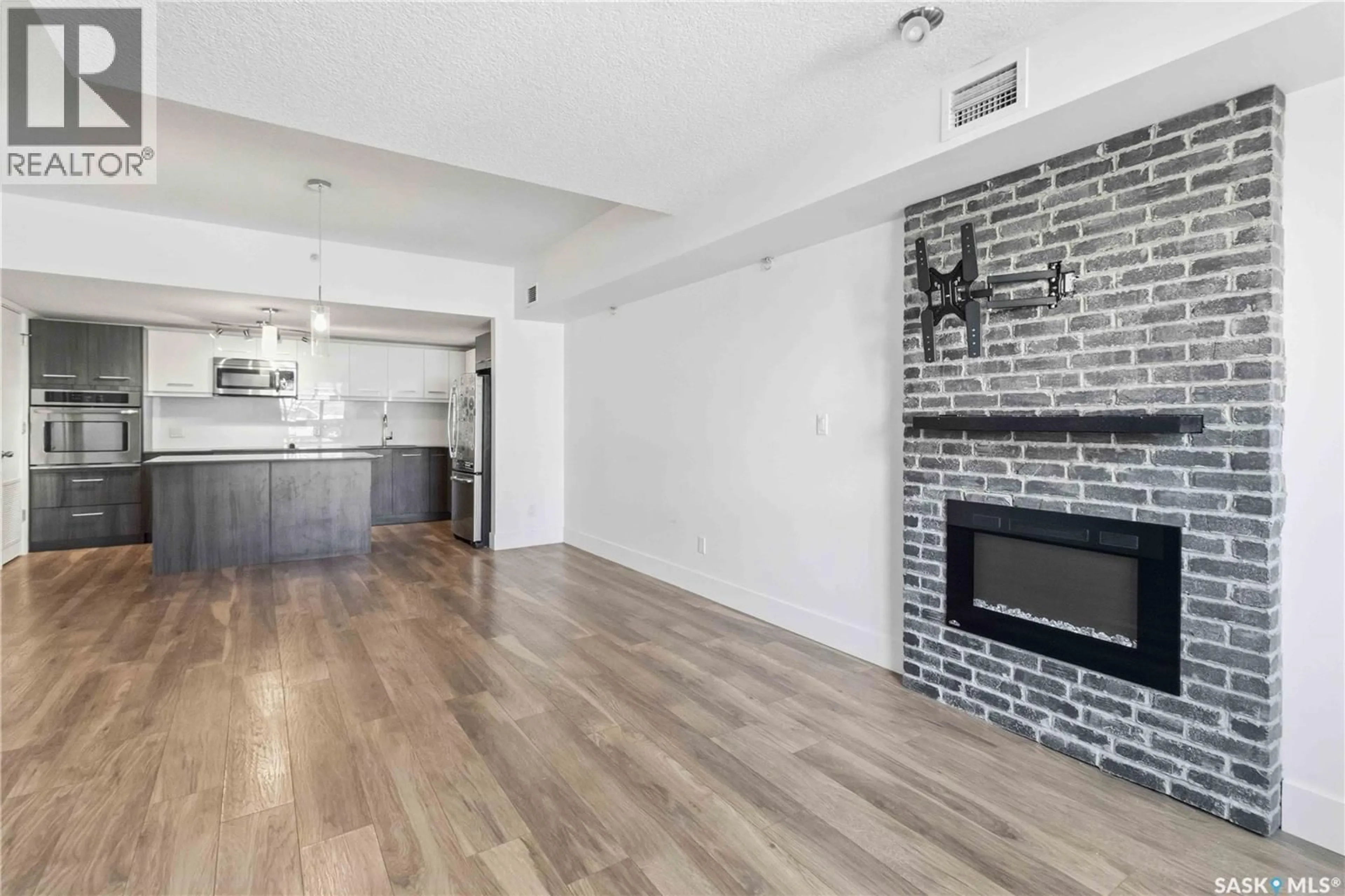 Open concept kitchen, unknown for 418 C AVENUE, Saskatoon Saskatchewan S7M1N6