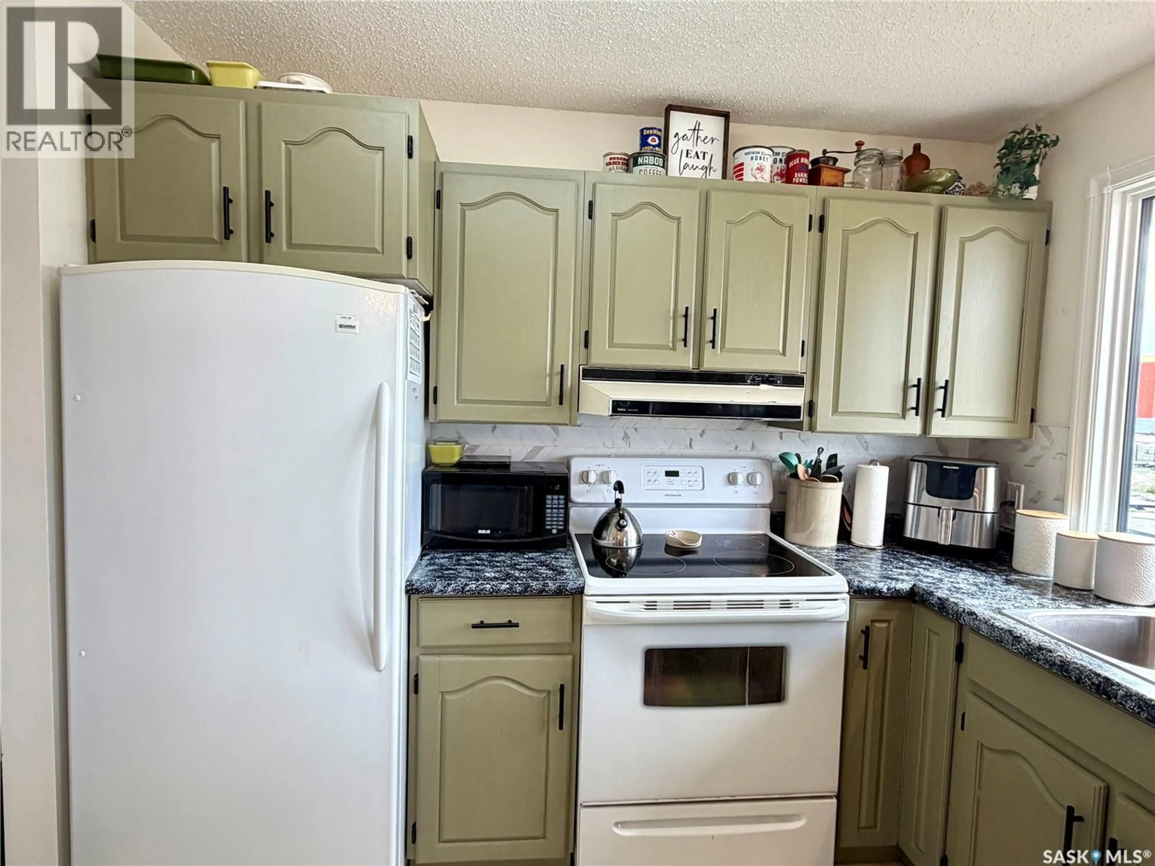 Standard kitchen, unknown for 110 RAILWAY AVENUE, Shellbrook Saskatchewan S0J2E0