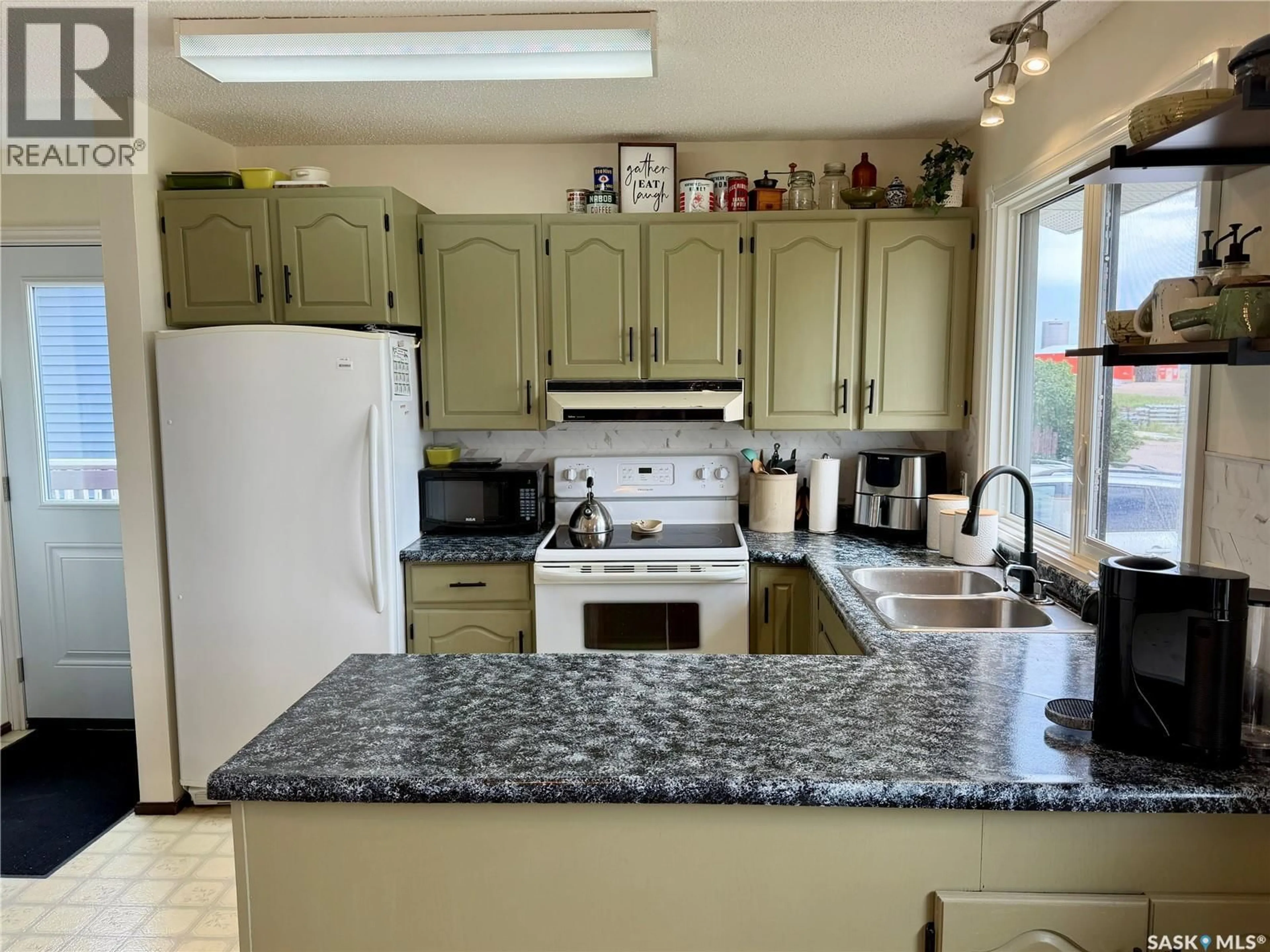 Standard kitchen, ceramic/tile floor for 110 RAILWAY AVENUE, Shellbrook Saskatchewan S0J2E0